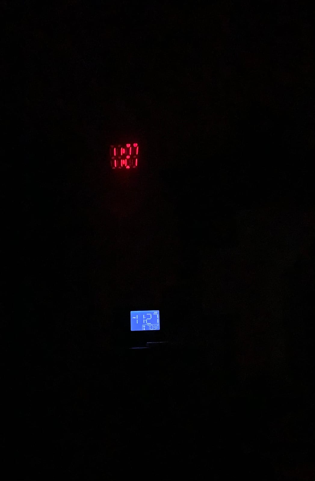 Magnasonic Projection Alarm Clock with AM/FM Radio, Battery Backup, Auto Time Set, Dual Alarm, Nap/Sleep Timer, Indoor Temperature/Date Display with Dimming & 3.5mm Audio Input - Black (EAAC601) customer photo 2