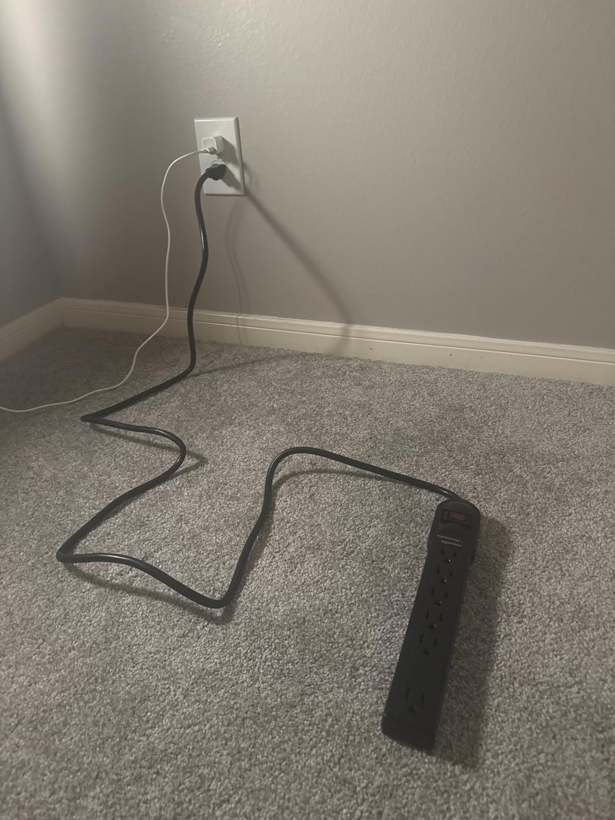 Amazon Basics Surge Protector Power Strip, 6-Outlet, 790 Joules, Circuit Breaker, LED Indicator, 6ft Extension Cord, White customer photo 1