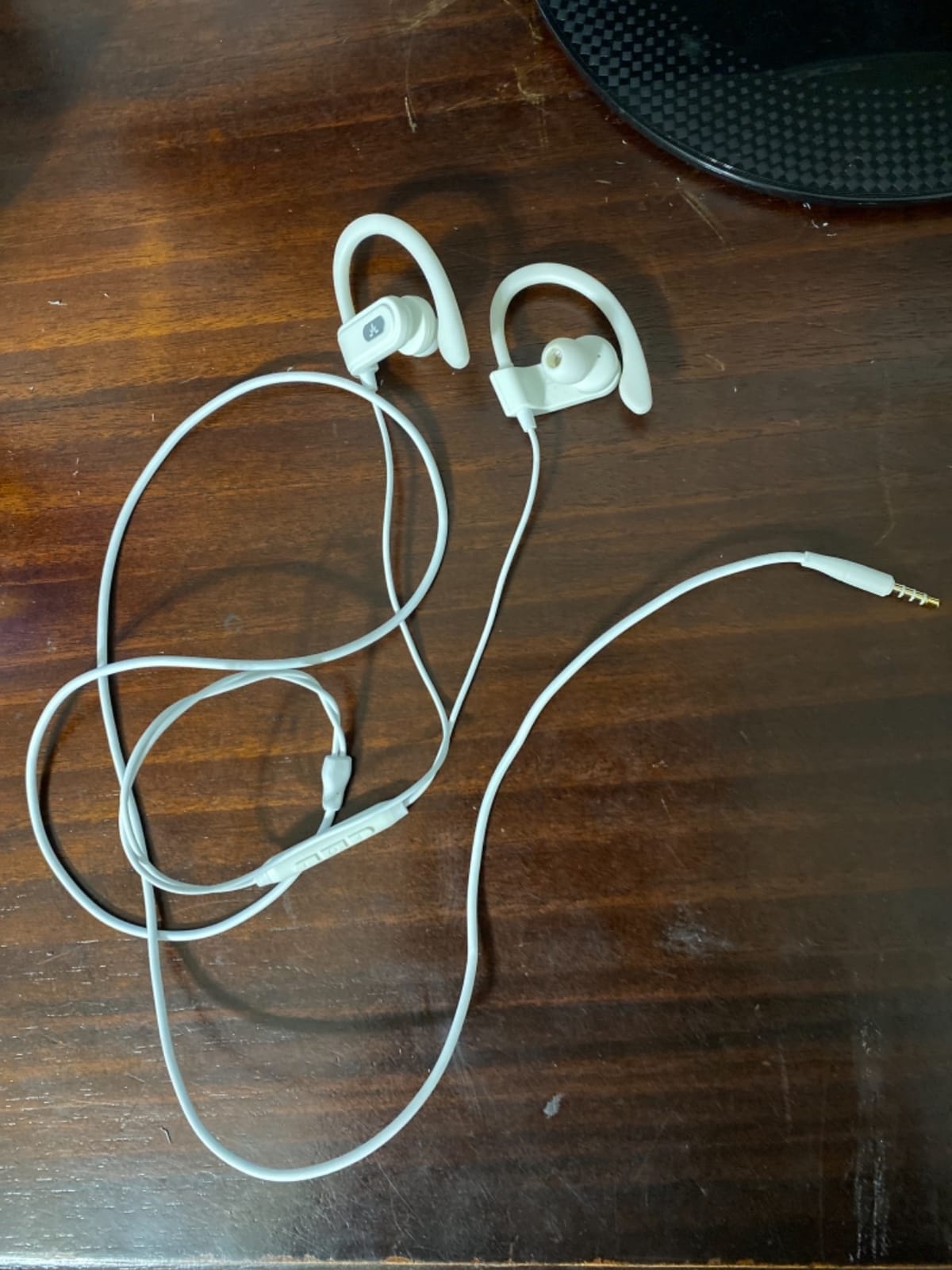 Avantree E171 - AUX 3.5mm Wired Earbuds with Microphone & Volume Control | Ear Hook Design for Running & Sports, Comfortable Fit customer photo 2