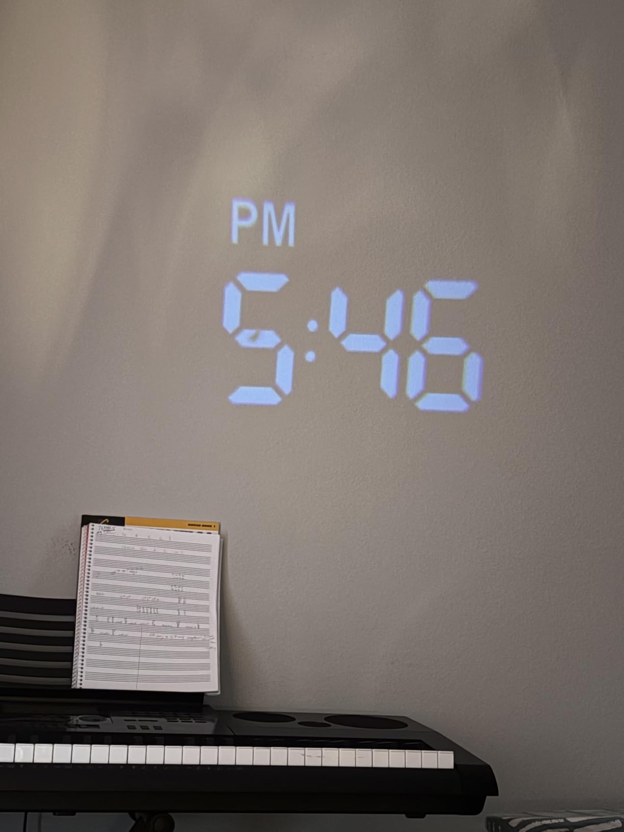 Mesqool Digital Projection Alarm Clock with Dual Alarms, 5 Levels Dimmer | Plug-in Clock with 180° Projection on Ceiling Wall, Battery Backup, 12/24H & DST, USB Charging Port, Snooze for Heavy Sleepers customer photo 2