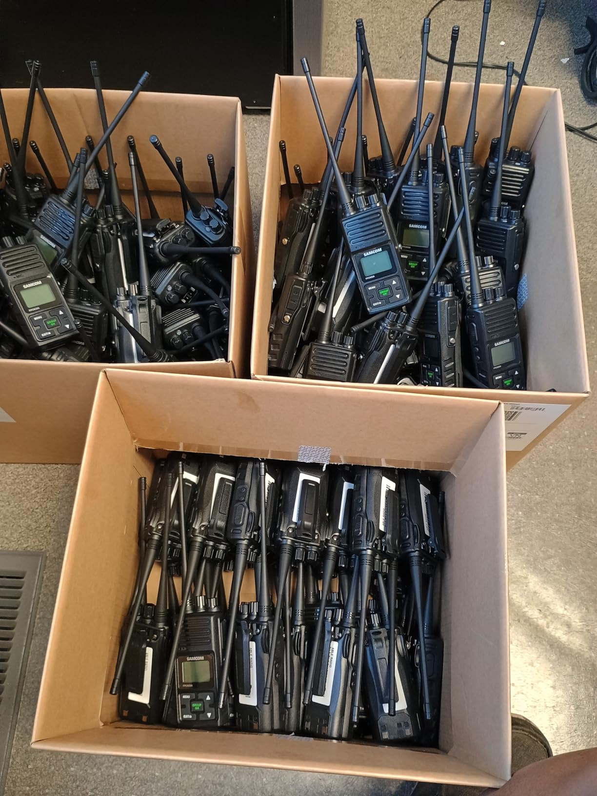 SAMCOM Programmable UHF Two Way Radios Long Range for Adults School, 9 Packs | 5W High Power, Professional Grade, Programmable, Group Call, Heavy Duty Walkie Talkies with Earpiece for Business Construction customer photo 1