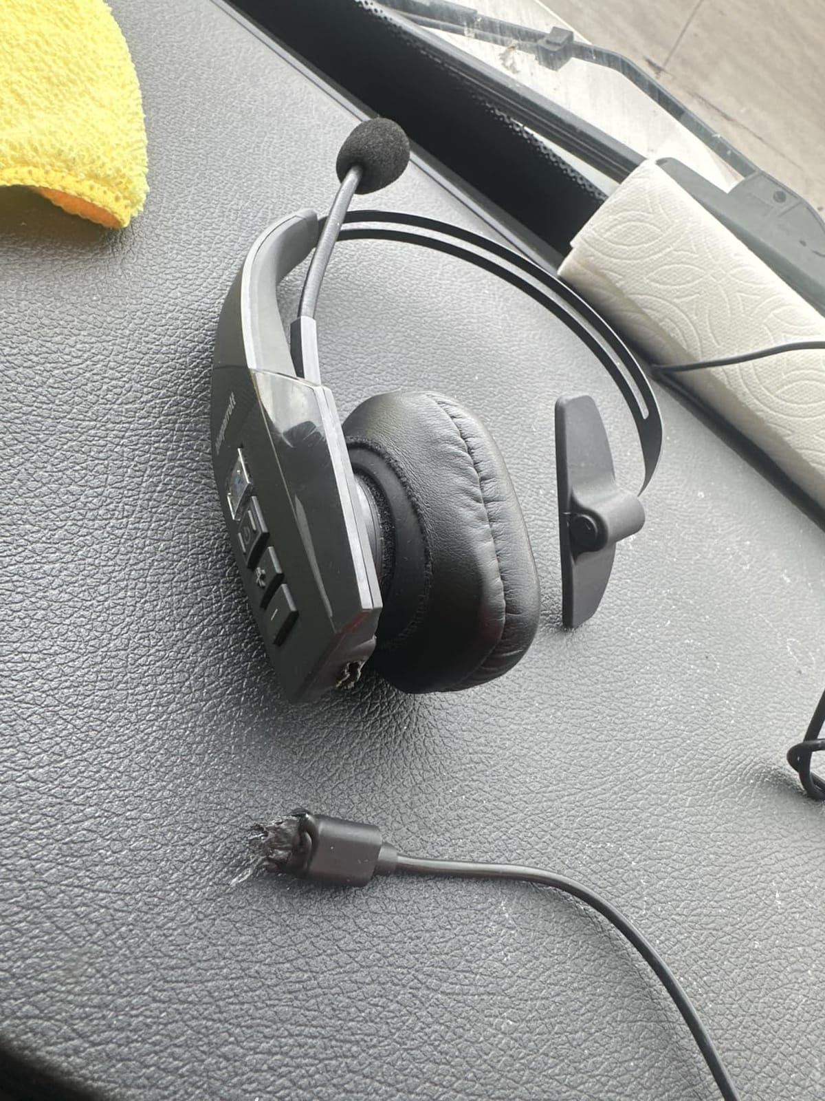 BlueParrott B350-XT Mono Bluetooth Wireless Headphones 96% Noise Canceling Over Head Trucker Headset with Mic, Adjustable Lightweight Headband, IP54-Rated Protection, 24 hrs. Talk Time, Black customer photo 2