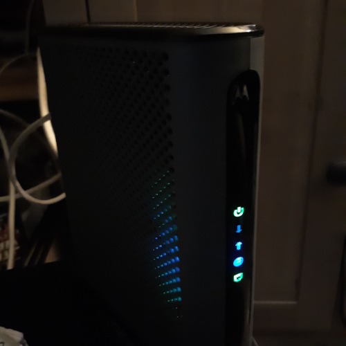 Motorola MB8611 DOCSIS 3.1 Multi-Gig Cable Modem | Pairs with Any WiFi Router | Approved for Comcast Xfinity, Cox Gigablast, Spectrum | 2.5 Gbps Port | 2500 Mbps Max Internet Speeds customer photo 2