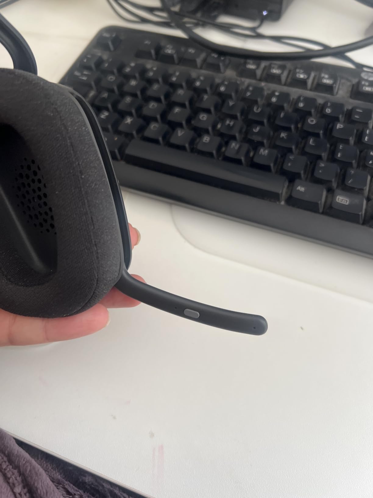 Logitech Zone Vibe 100 Wireless Over Ear Headphones - Off White | Lightweight, over ear, advanced multipoint Bluetooth, works with Teams, Google Meet, Zoom, Mac/PC customer photo 2