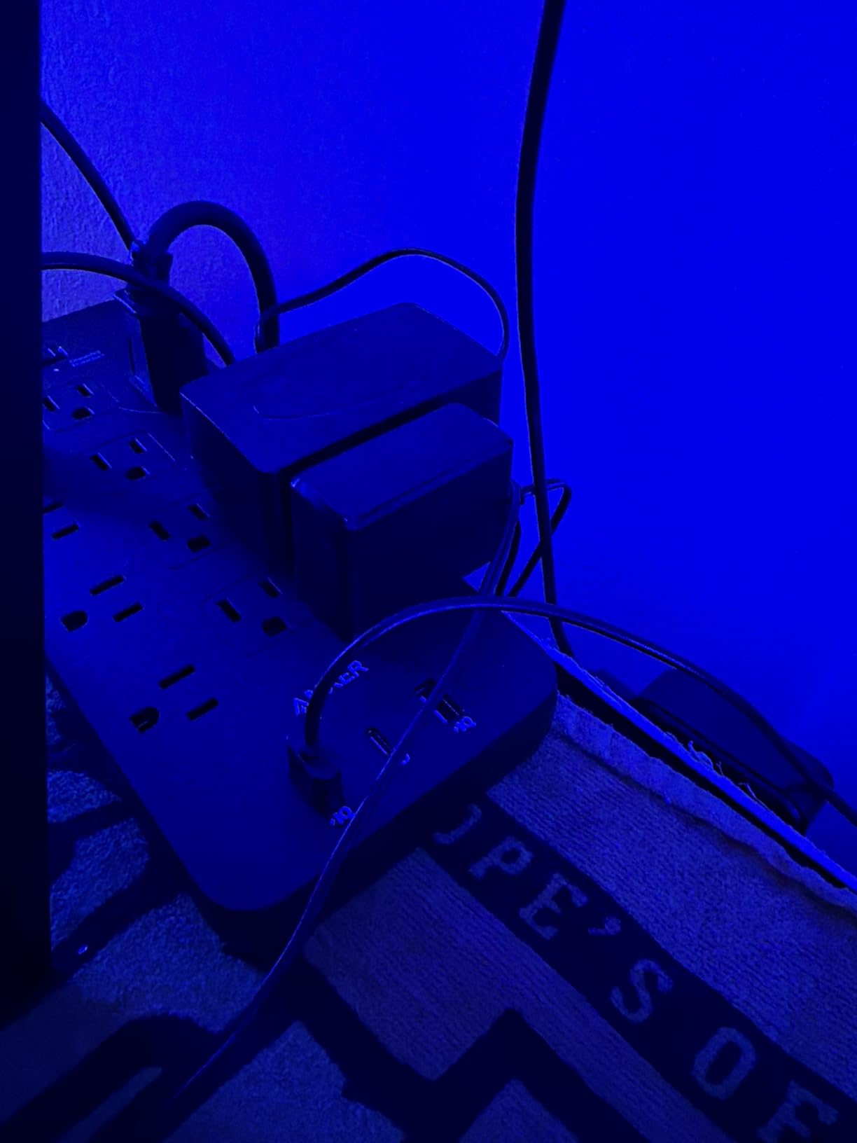Anker Power Strip with 2100J Surge Protector, Outlet Extender, 5ft Extension Cord with Multiple Outlets, 12 AC, 2 USB A,1 USB C Port for 20W, Home Office, Dorm Room Essentials, TUV Listed customer photo 2