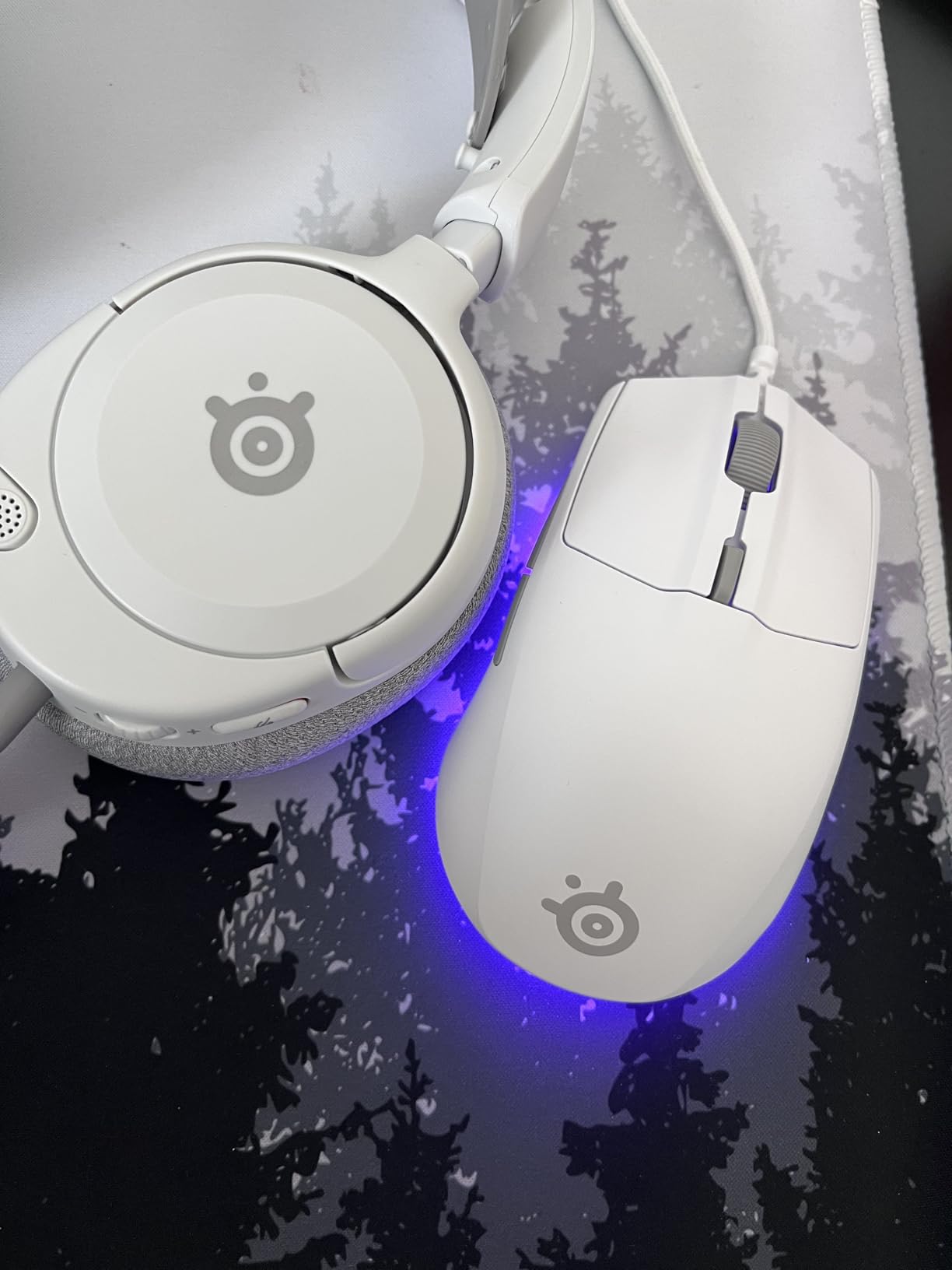SteelSeries Arctis Nova 1P Multi-System Gaming Headset - Hi-Fi Drivers, 360 Spatial Audio, Comfort Design, Durable, Lightweight, Noise-Cancelling Mic - PS5/PS4, PC, Xbox, Switch - White customer photo 2