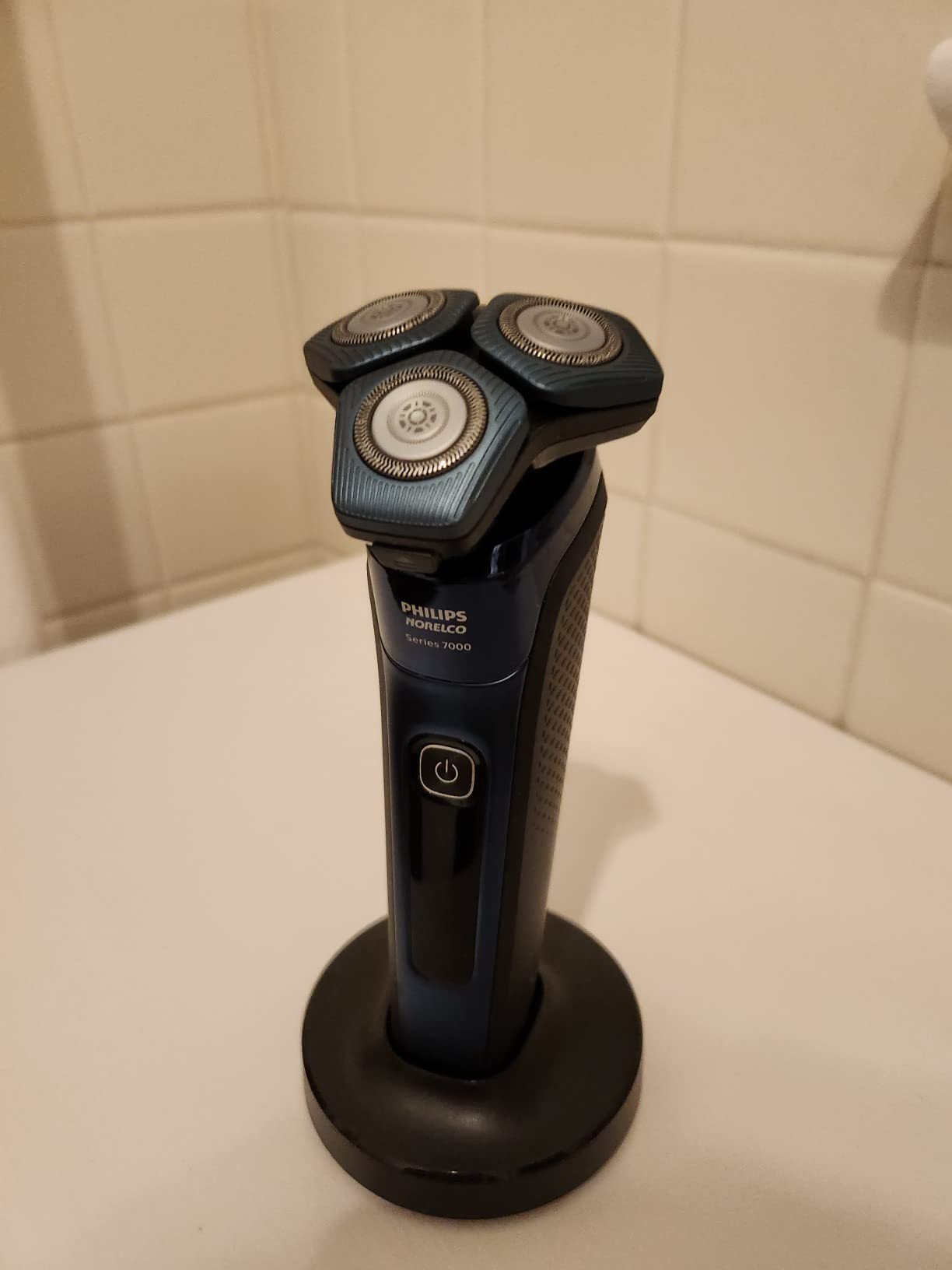 Philips Norelco 7800 Electric Shaver, Black | 45 SteelPrecision Blades, SenseIQ Technology, Nano SkinGlide coating, 360° Flexible Heads, Charging Stand, S7885/85 customer photo 2