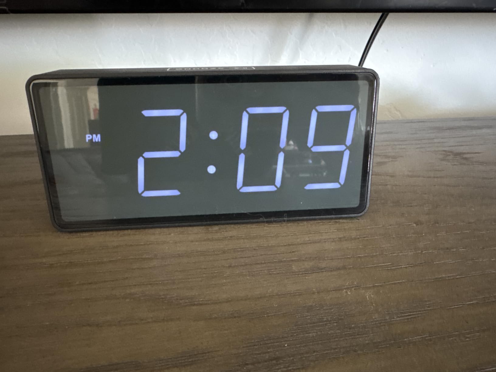 Peakeep Battery Operated Digital Alarm Clock for Bedrooms Big Numbers | Cordless Large Display Auto Dimming for Seniors, Adjustable Volume Loud Alarm Clock for Heavy Sleepers Adults (Red Digits) customer photo 1