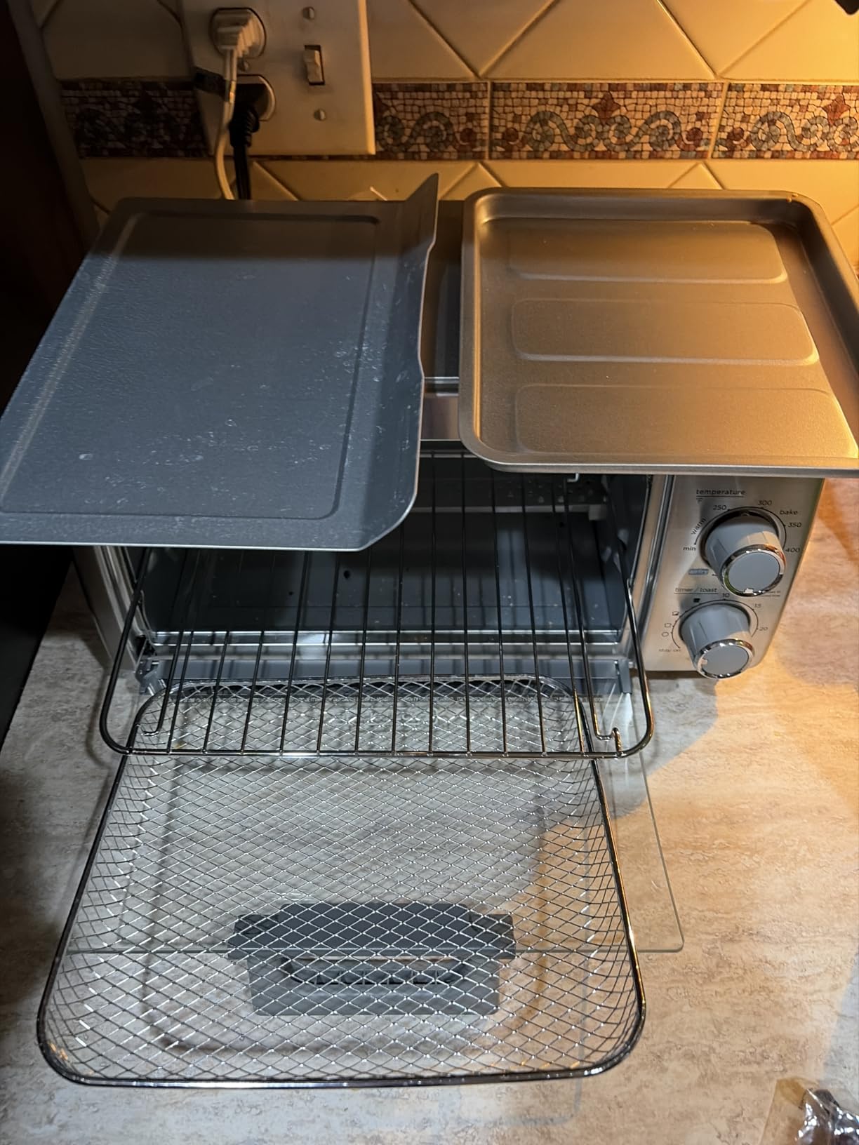 BLACK+DECKER 4-Slice Air Fry Toaster Oven, 5-in-1 Countertop Oven | Air fry, bake, broil, toast and keep warm with EvenToast technology and room for a 9-inch pizza. customer photo 2