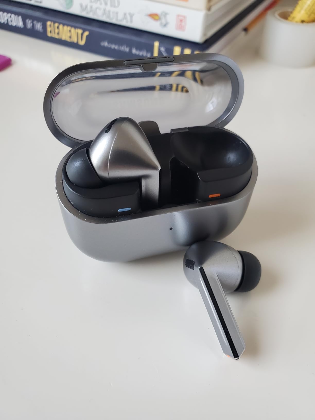 Galaxy Buds 3 Pro AI True Wireless Bluetooth Earbuds, Noise Cancelling, Sound Optimization, Redesigned Comfort Fit, Silver [US Version, Amazon Exclusive, 2Yr Warranty] customer photo 1