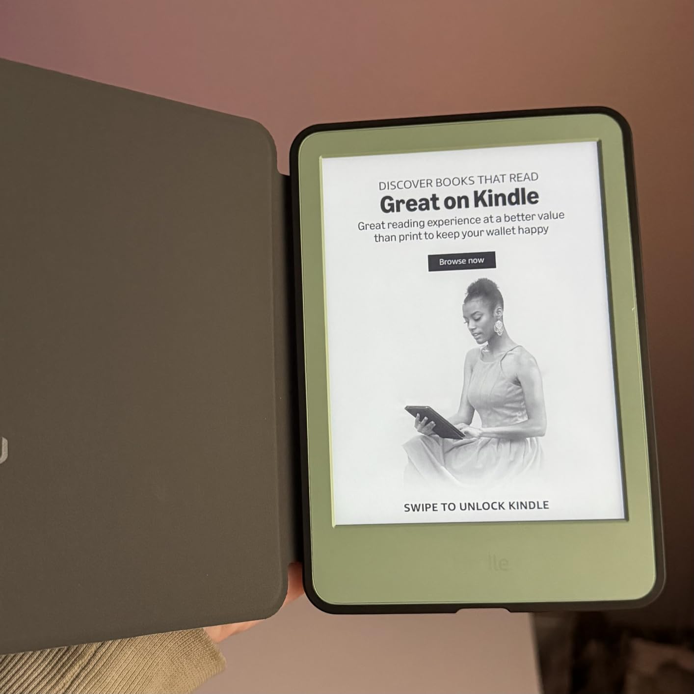 Kindle 16 GB (newest model) - Lightest and most compact Kindle, now with faster page turns, and higher contrast ratio, for an enhanced reading experience - Without Lockscreen Ads - Black customer photo 2