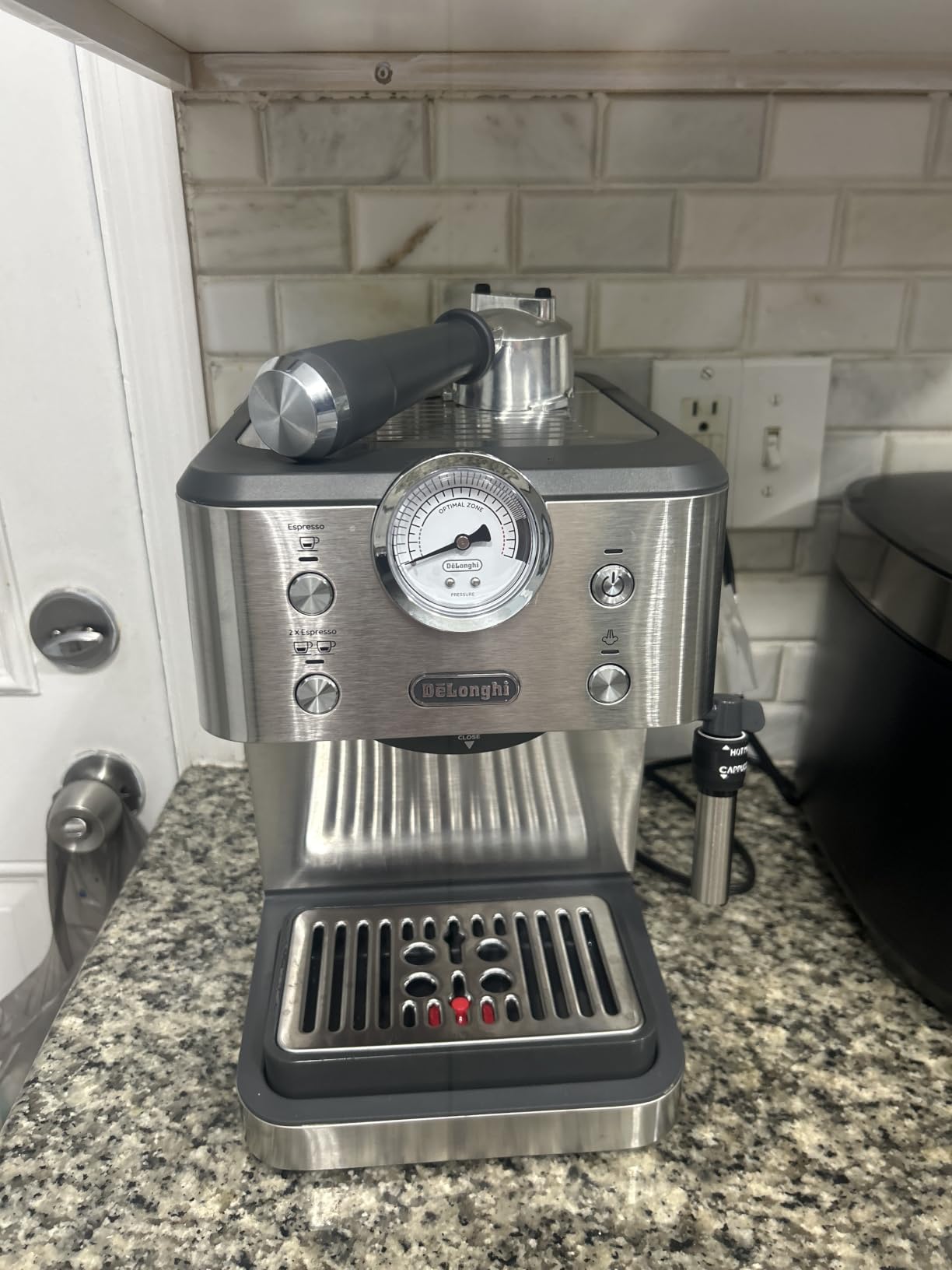De'Longhi Classic Signature Espresso Machine, Adjustable Milk Frother | #1 Worldwide Espresso Machine Maker, Rapid Heat-Up, Preset Single & Double Espresso, Frother, Pressure Gauge, Compact Design customer photo 1