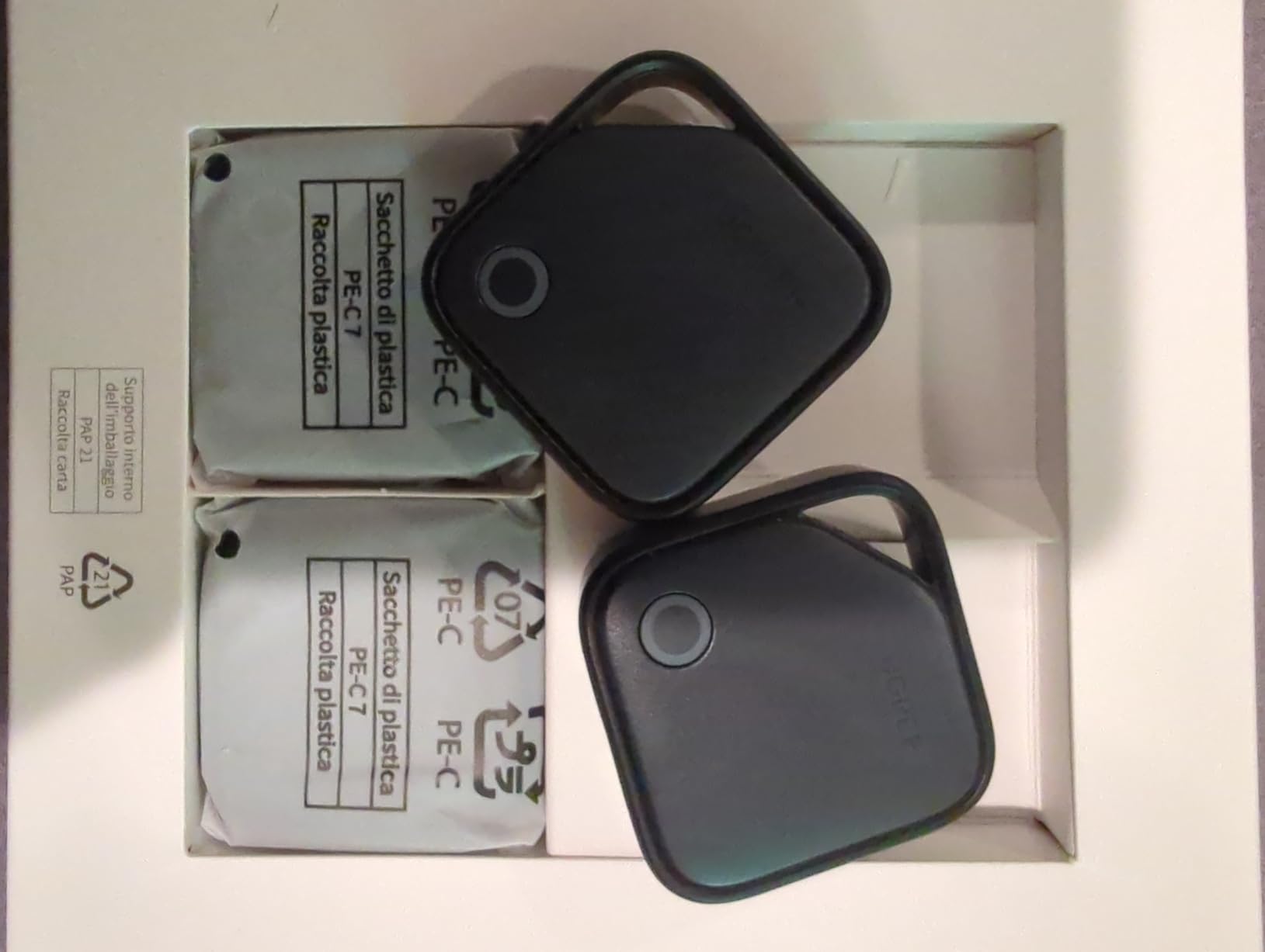 UGREEN Finder Duo (iOS and Android) Air Tracker Tags 4 Pack, Rechargeable Android Tracker Tags Bluetooth Key Finder Compatible with iOS and Android for Keys, Luggage and More customer photo 1