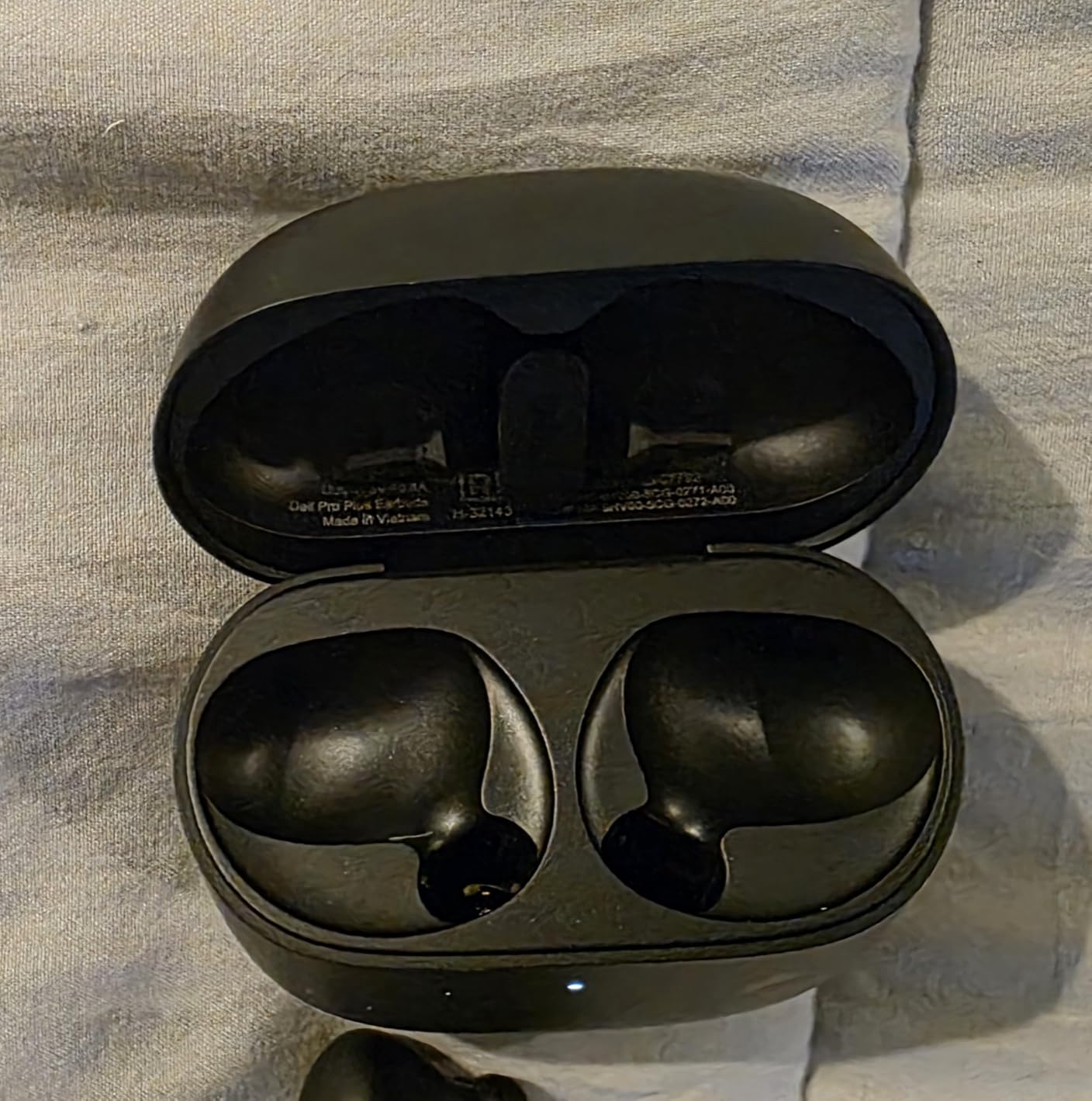 Dell Pro Plus Earbuds EB525, True Wireless, Noise Canceling, Bluetooth 5.3 | Adaptive ANC, Hearing Protection, Teams & Zoom Certified, IP54 resistant, 33 hr listening customer photo 2