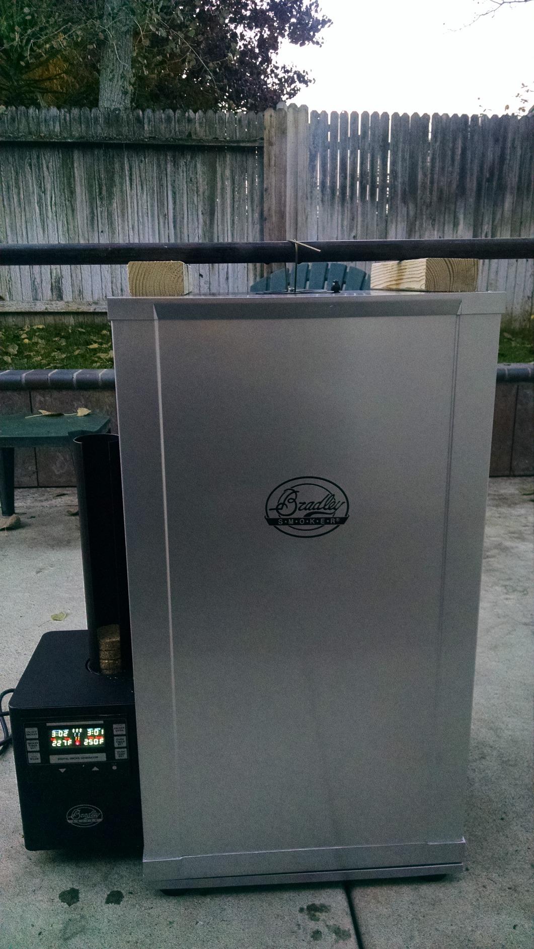 Bradley Smoker BTDS76P 4-Rack Outdoor Natrual Draft Digital Vertical Smoker customer photo 2