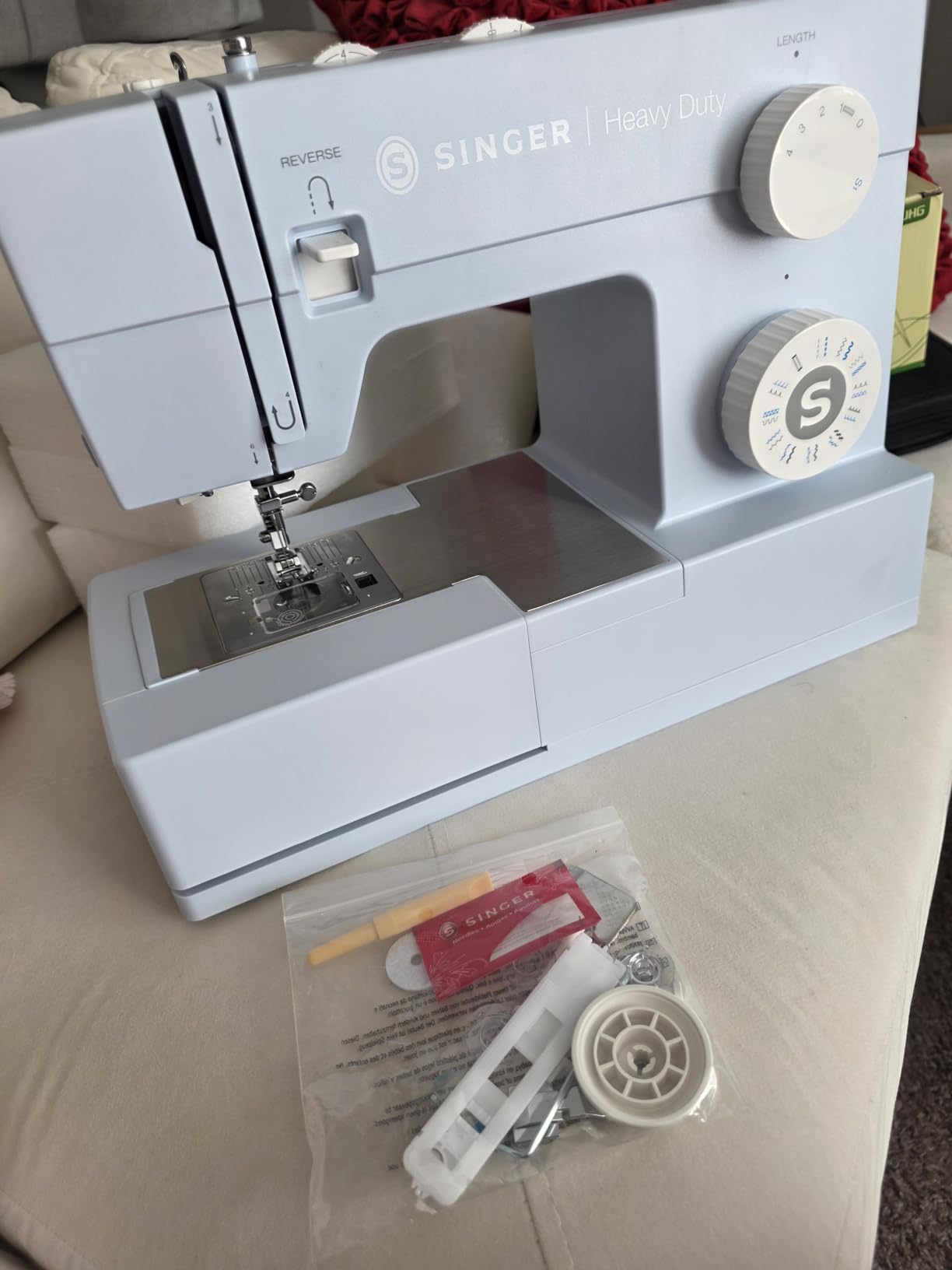 SINGER® 4423 (Grey) High Speed Heavy Duty Sewing Machine with Accessory Kit | 23 stitches deliver 97 applications, 50% more power for denim and canvas, 1100 stitches/min, metal frame, 1-step buttonhole customer photo 2