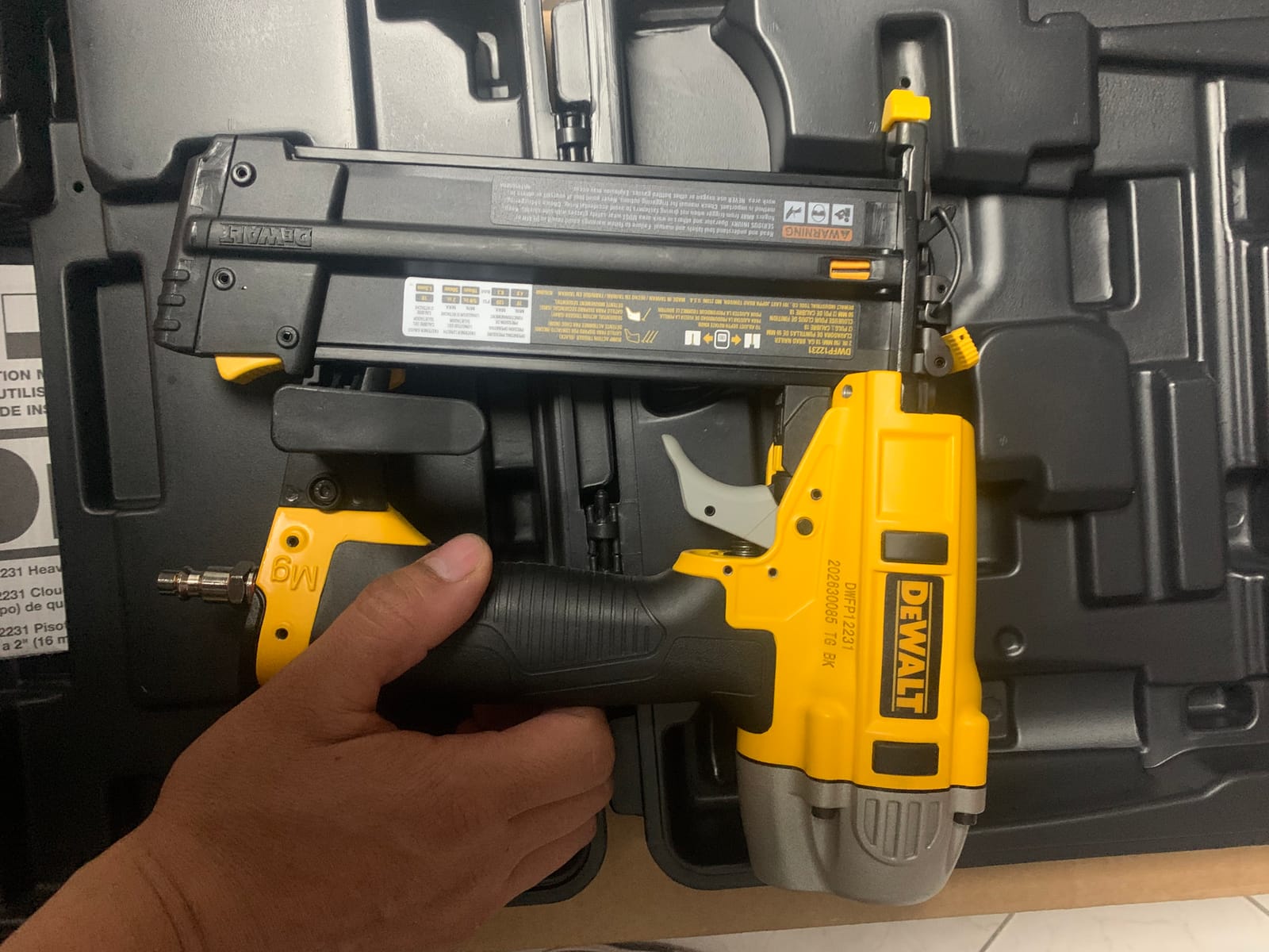 DEWALT Brad Nailer Kit, 18GA, 5/8-Inch to 2-Inch, Pneumatic (DWFP12231) customer photo 2