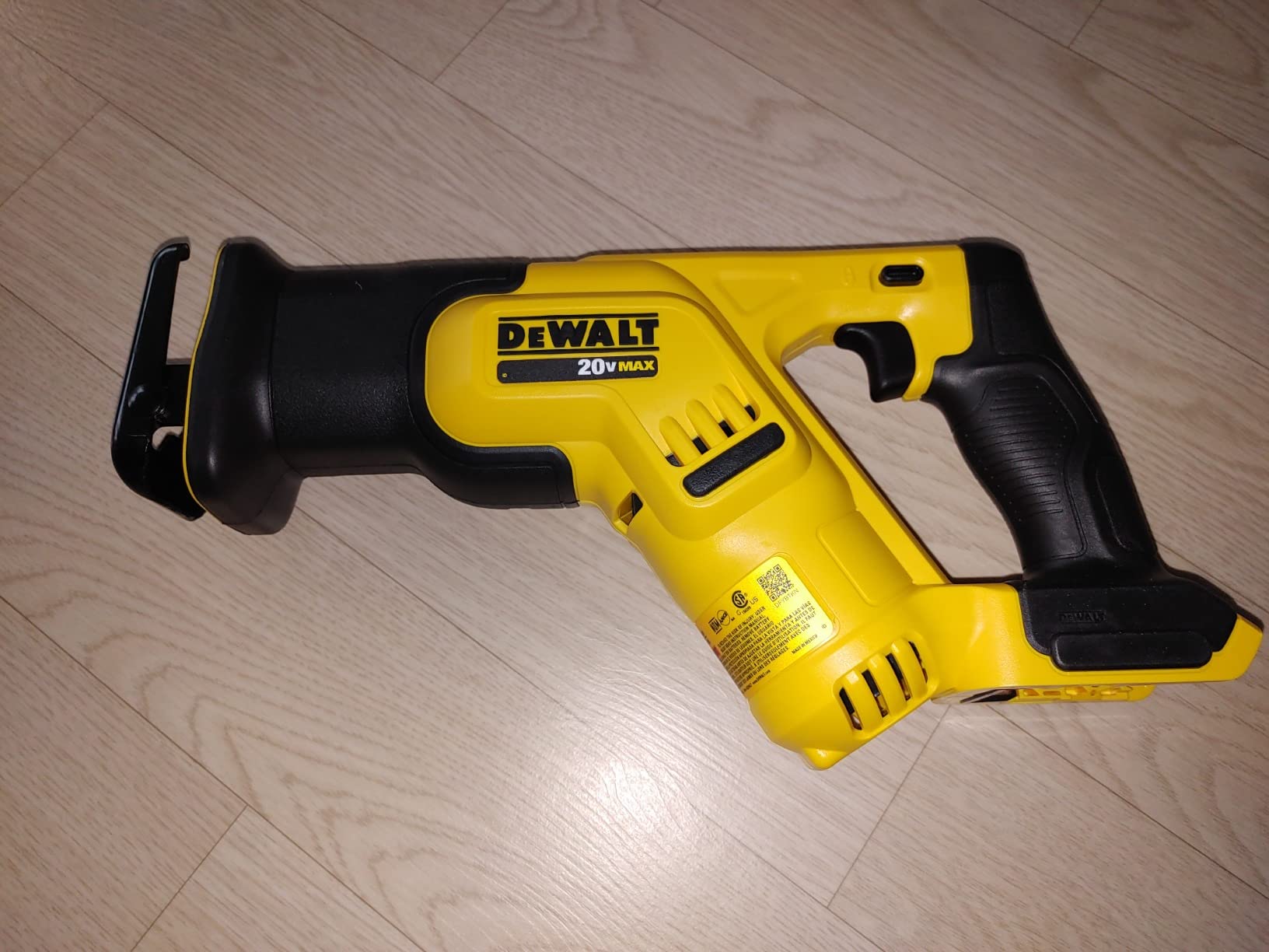 DEWALT 20V MAX Cordless Reciprocating Saw, Compact, Variable Speed, LED Light, Bare Tool Only (DCS387B) customer photo 1