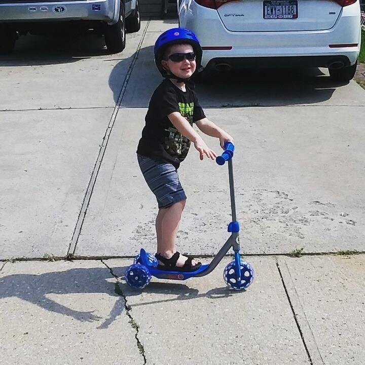 Razor Jr. Lil’ Kick – 3-Wheel Kick Scooter for Younger Children (Ages 3+), Max Rider Weight 44 lb (20 kg) customer photo 2