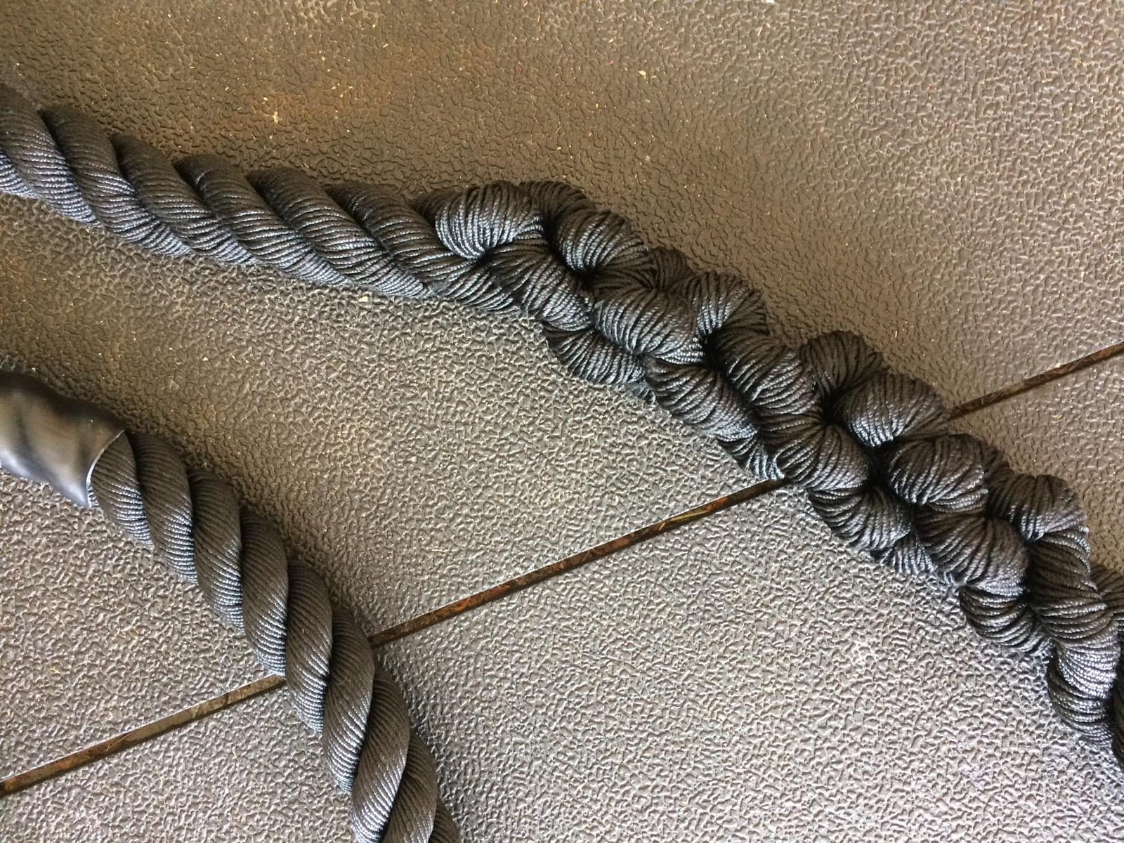 Titan Fitness Battle Rope 30ft x 2in, Poly Dacron Heavy Rope for Home Gym Conditioning Workouts, Cross-Train, Strength Training Exercises customer photo 2