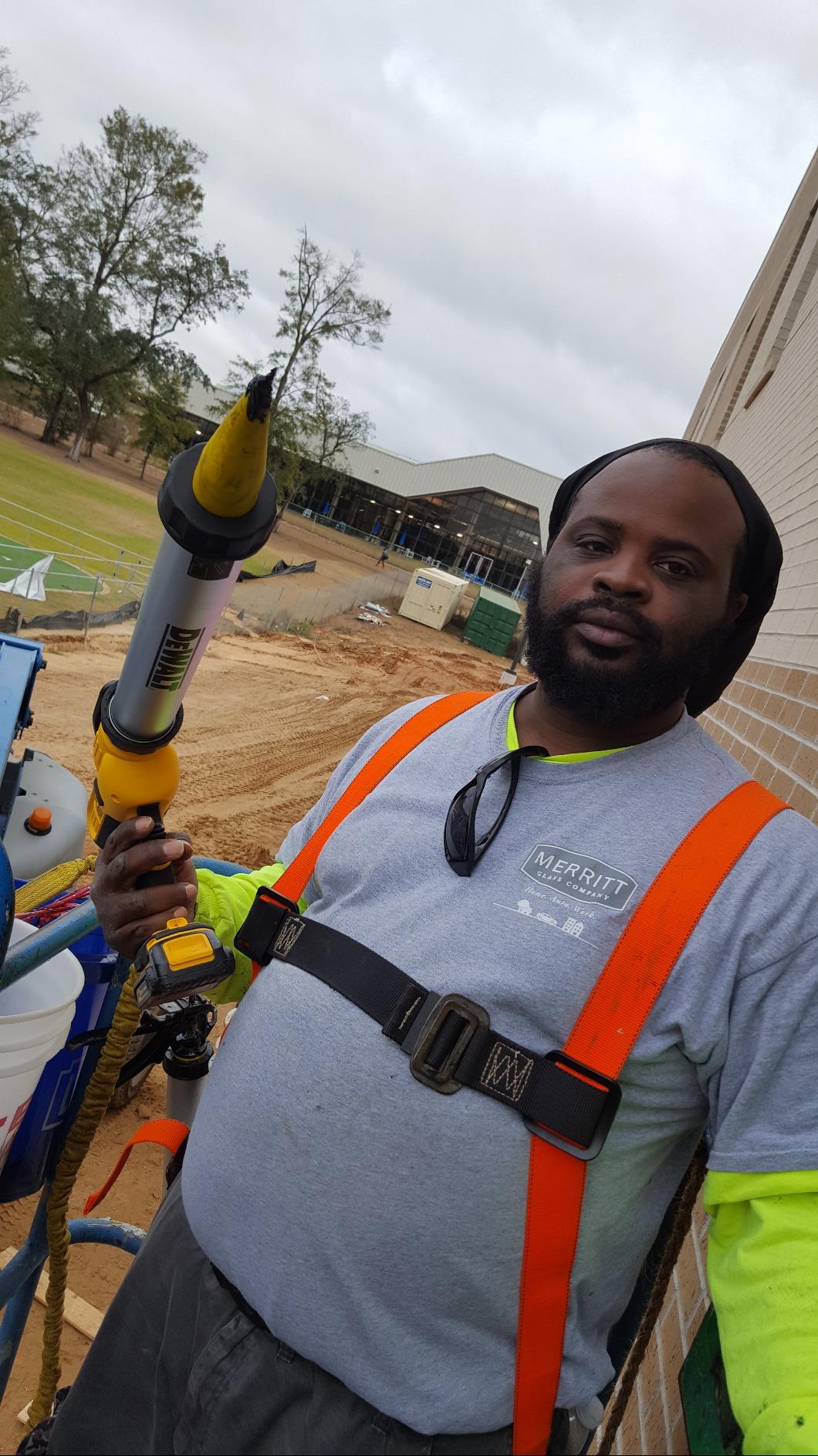 DEWALT 20V MAX* Cordless Caulking Gun, Sausage Pack, 300-600ml, Tool Only (DCE580B) customer photo 2