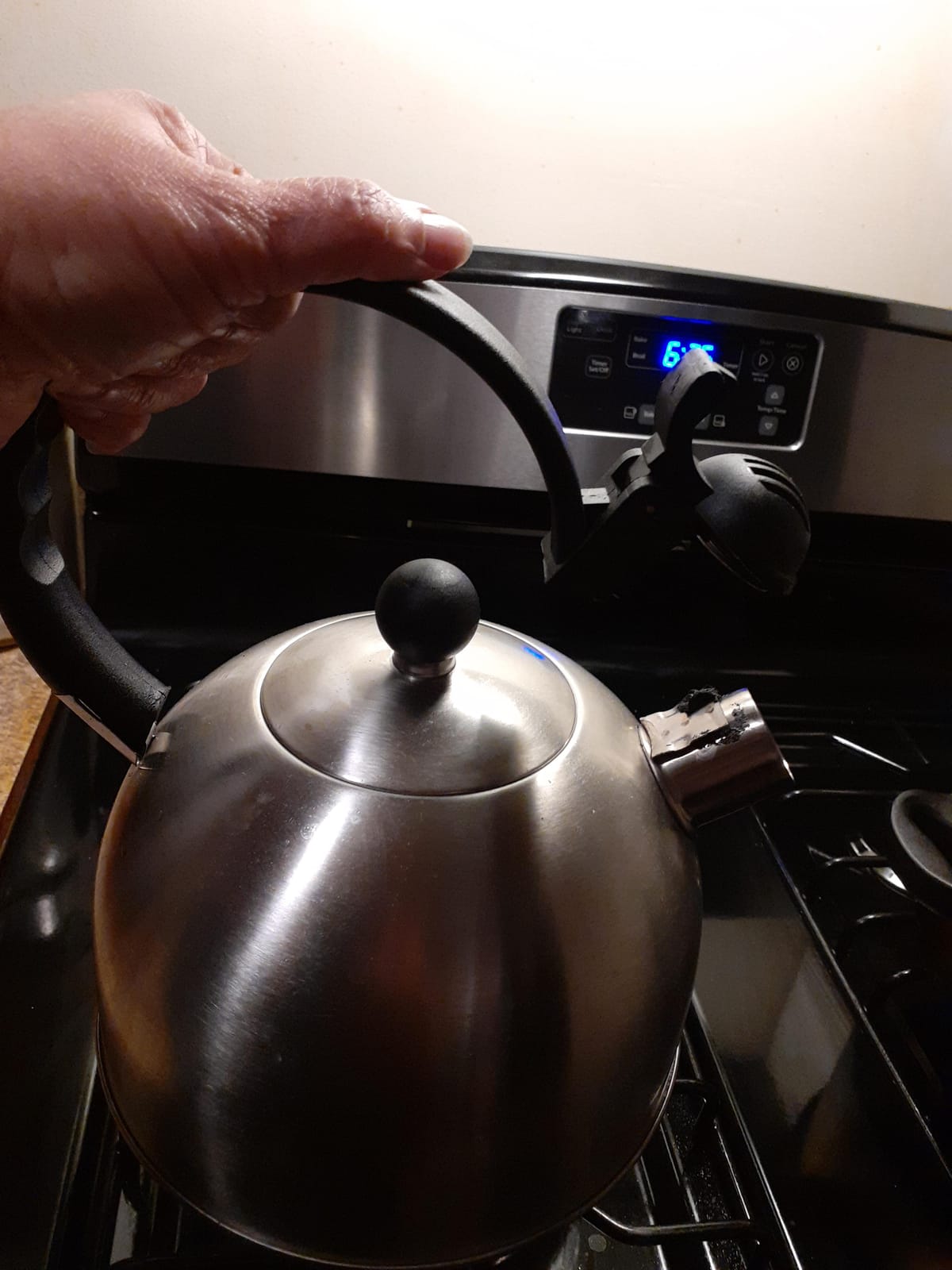 Venoly 2.5 Liter Whistling Tea Kettle - Modern Stainless Steel Whistling Tea Pot for Stovetop Hot Water Boiler with Cool Grip Ergonomic Handle (Silver, 2.5 Liter) customer photo 2