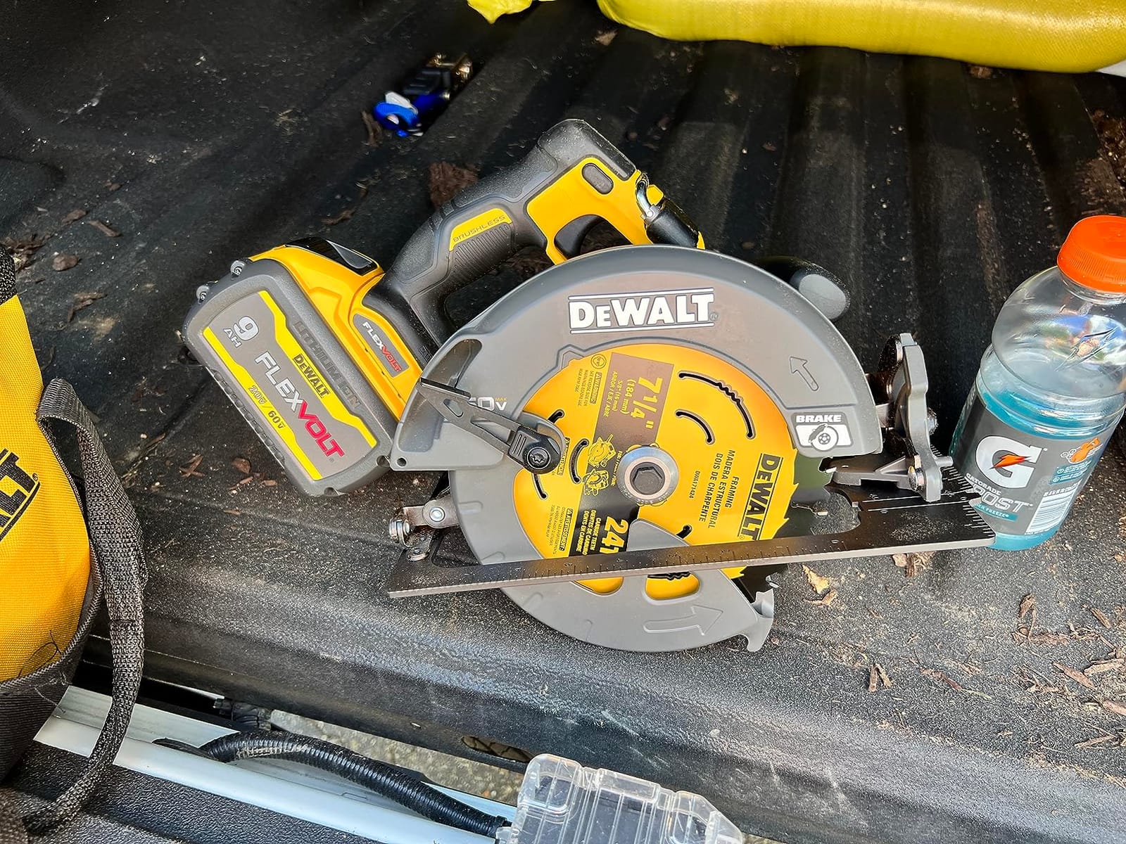 DEWALT FLEXVOLT 60V MAX* Circular Saw with Brake, 7-1/4-Inch, Tool Only (DCS578B) customer photo 2