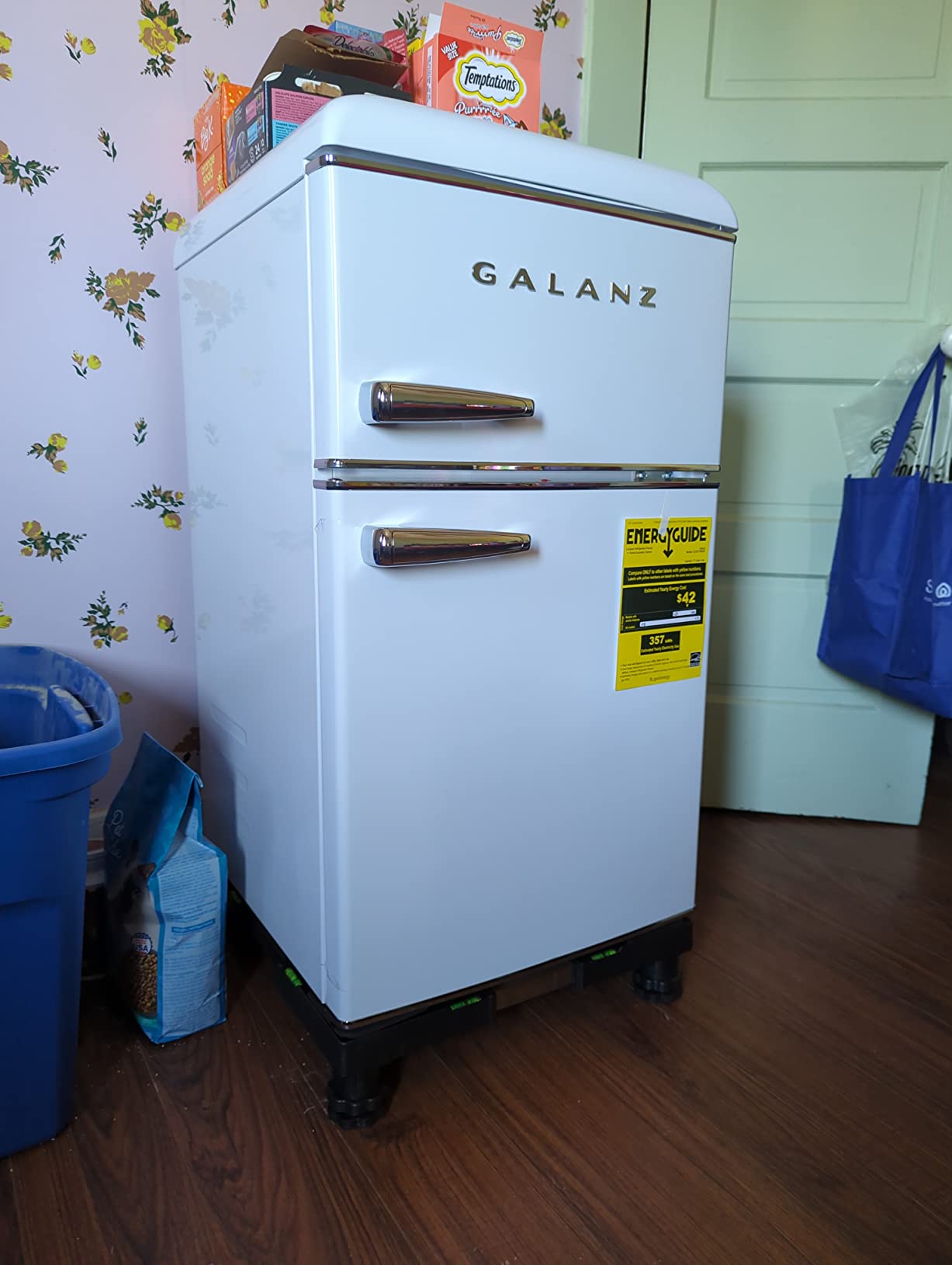 Galanz GLR31TWEER Retro Compact Refrigerator, Mini Fridge with Dual Doors, Adjustable Mechanical Thermostat with Freezer, White, 3.1 Cu FT customer photo 1