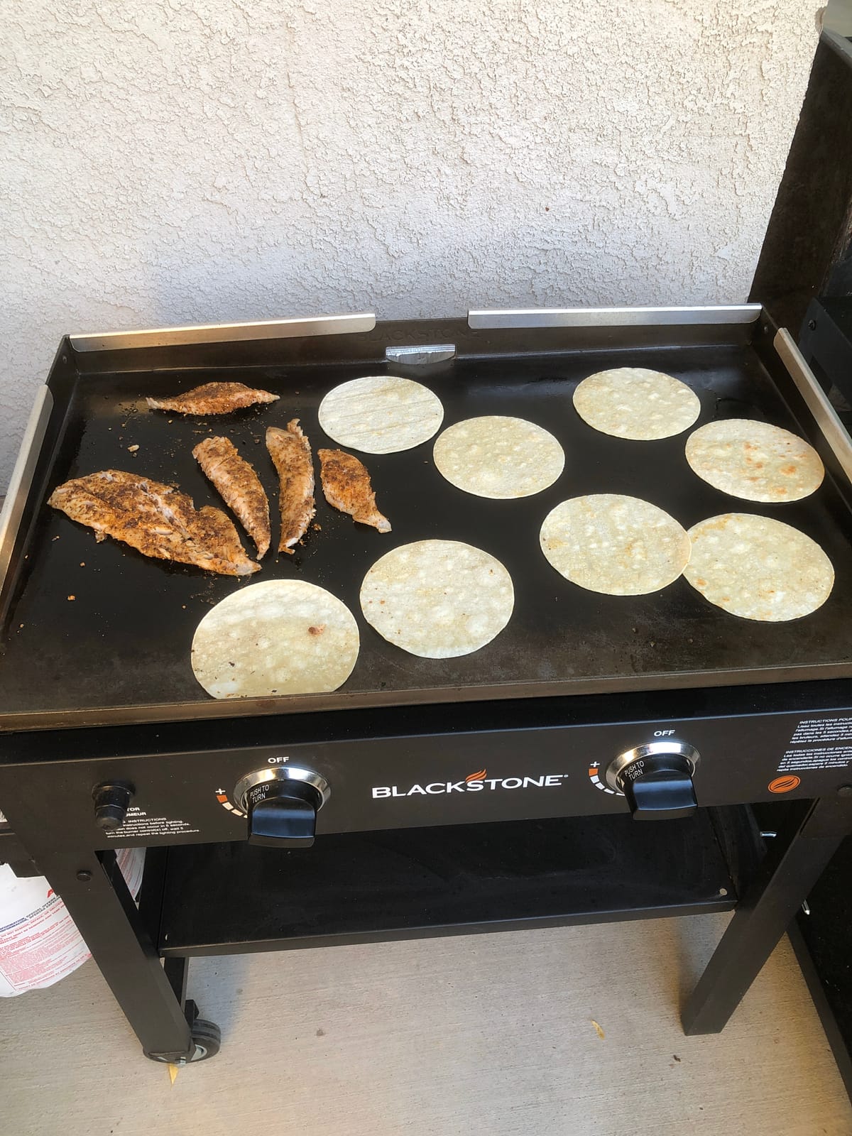 Blackstone 1517 28” Omnivore Griddle with Hard Cover, Powder Coated Steel, Black customer photo 1