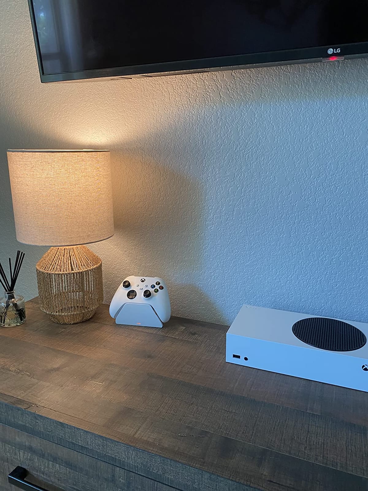 Robot White – Universal Xbox Pro Charging Stand with 1200 mAh Rechargeable Battery, Charging Dock, Charging Station for Xbox Series X|S and Xbox One customer photo 1