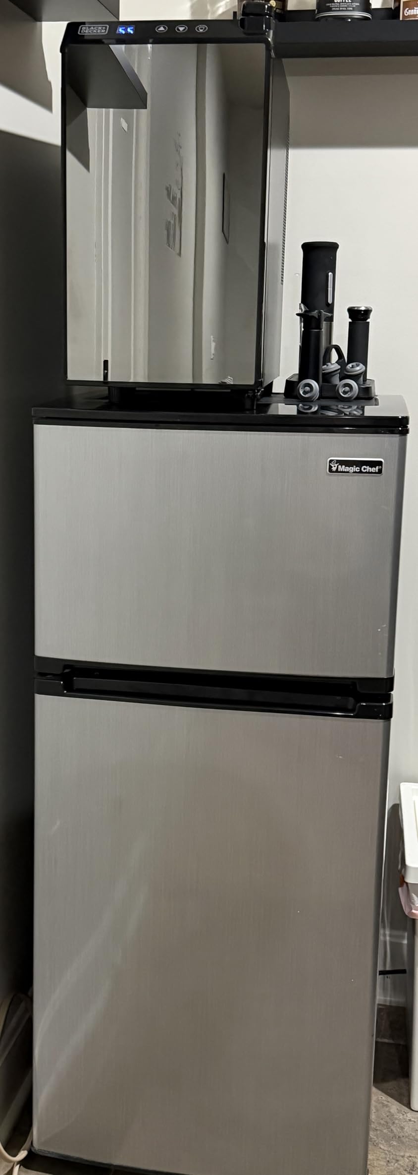 BLACK+DECKER 12-Bottle Thermoelectric Wine Chiller, BD60336, Mirrored Door | Thermoelectric Wine Cooler with Temperature Control, 12 Bottle Fridge for Reds, Whites and More, LED Display, Chrome Racks customer photo 1