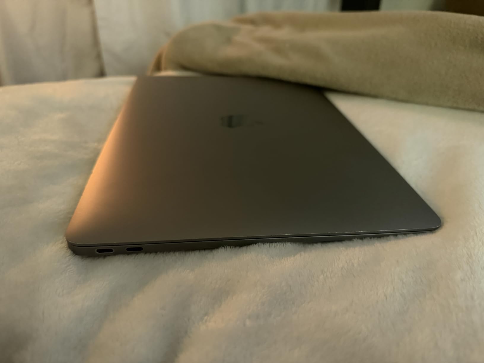 Apple Late 2020 MacBook Air with Apple M1 Chip (13 inch, 8GB RAM, 256GB SSD) Silver (Renewed) customer photo 1