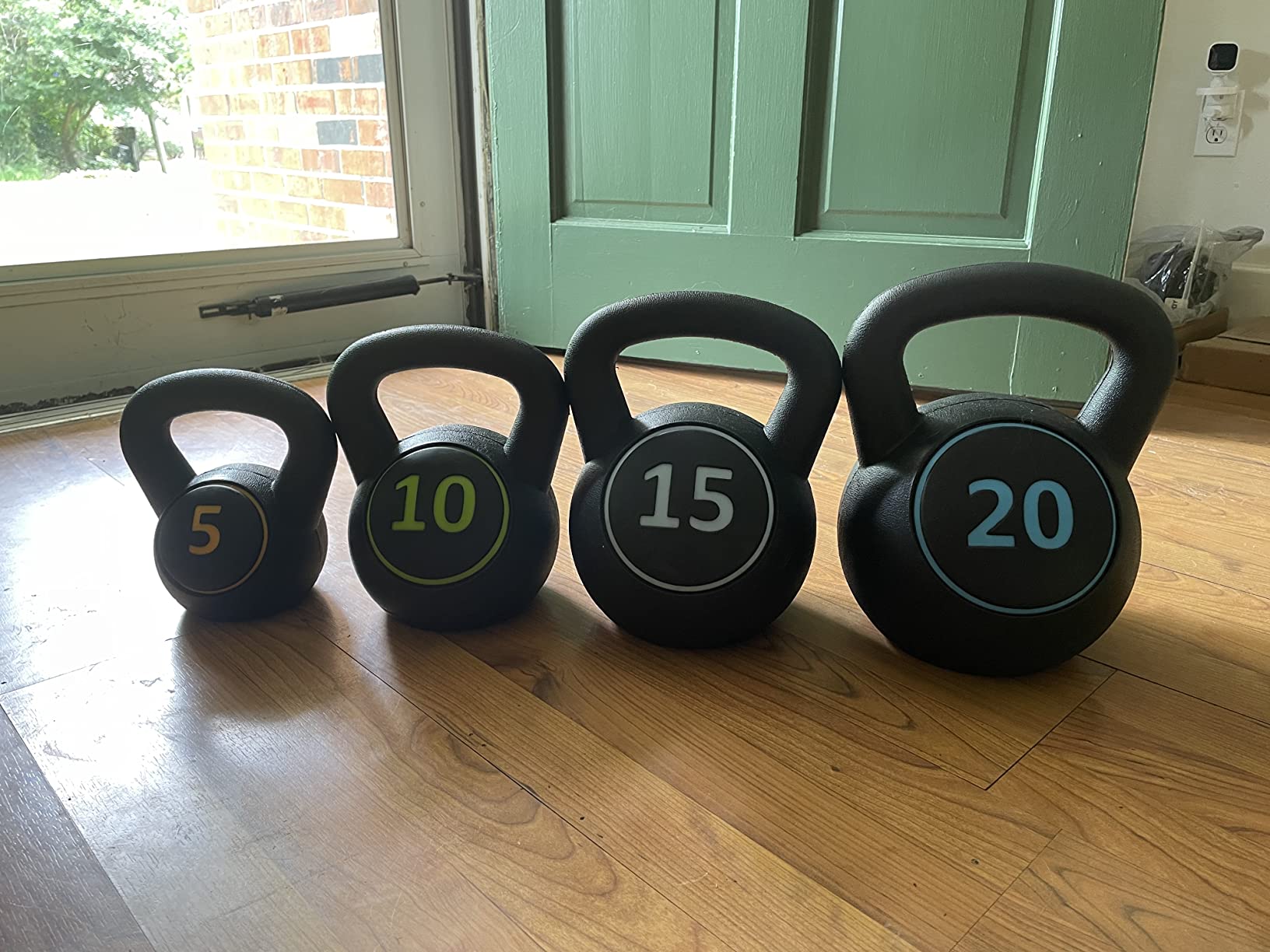 Yaheetech 4 Piece Kettlebell Set 5lb 10lb 15lb 20lb Strength Training Black customer photo 1