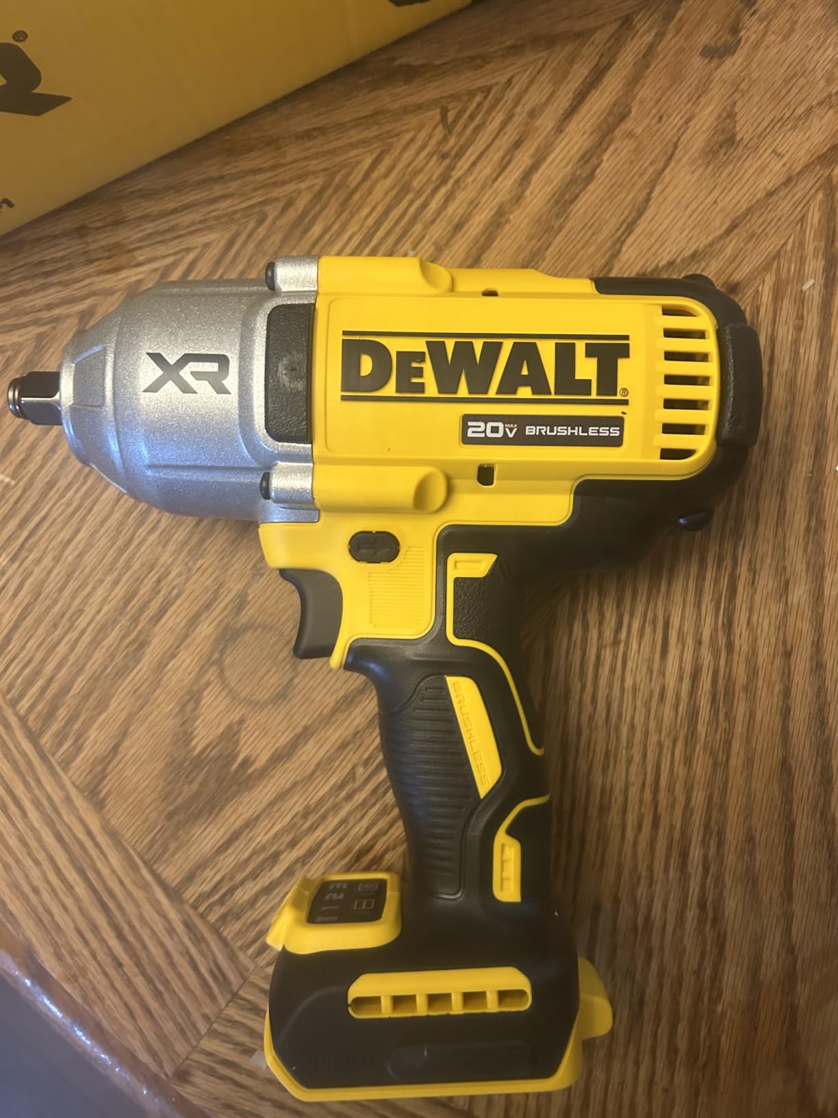 DEWALT 20V MAX Cordless Impact Wrench with Hog Ring Anvil, Brushless High Torque 1/2 Impact Gun, 4-Mode Speed, Includes Battery, Charger and Kit Bag (DCF900P1) customer photo 1