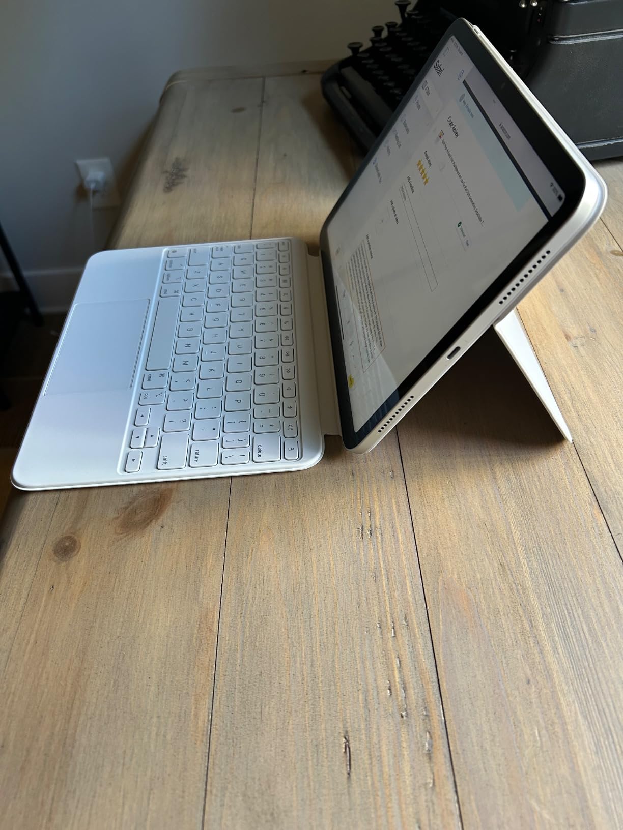 Apple Magic Keyboard Folio: iPad Keyboard and case for iPad (A16 and 10th Generation), Detachable Two-Piece Design that attaches magnetically, Built-in trackpad, US English - White customer photo 2