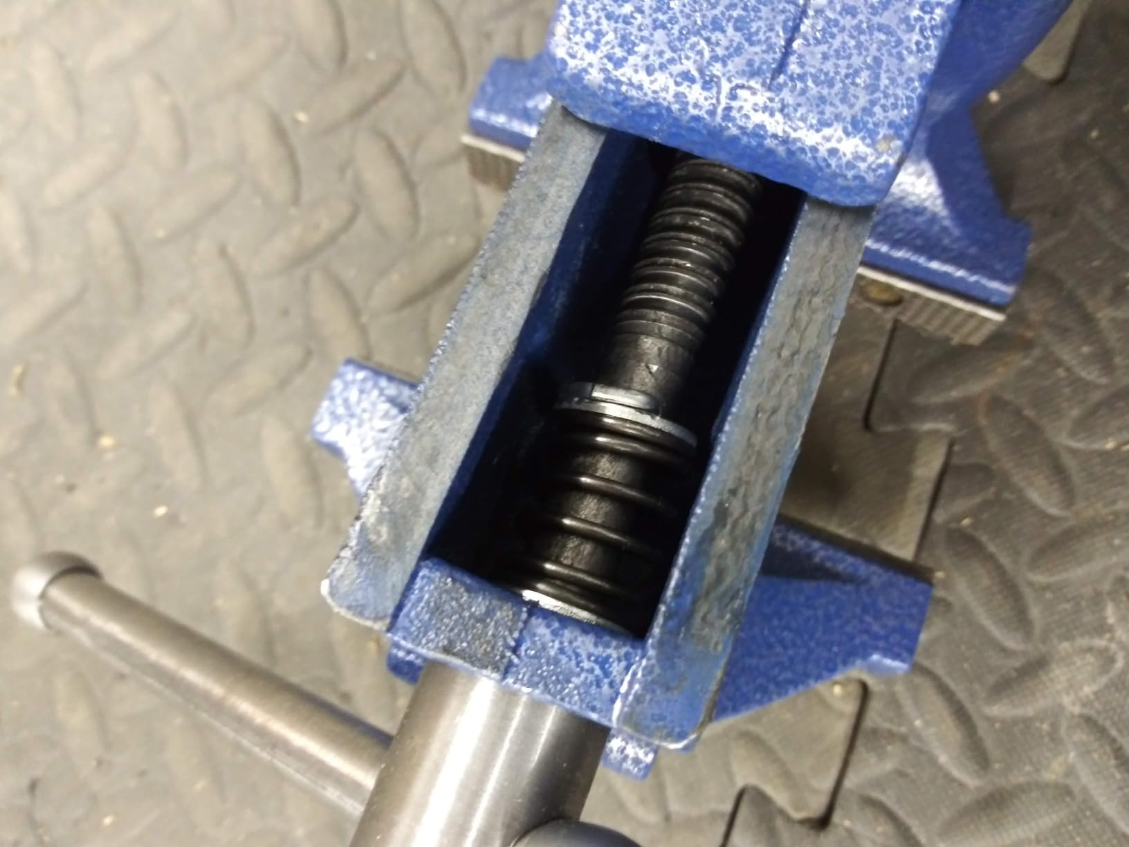 Nakkaa 5 Inch Ductile Cast Iron Bench Vise 360° Swivel Lock Base Heavy Duty customer photo 1