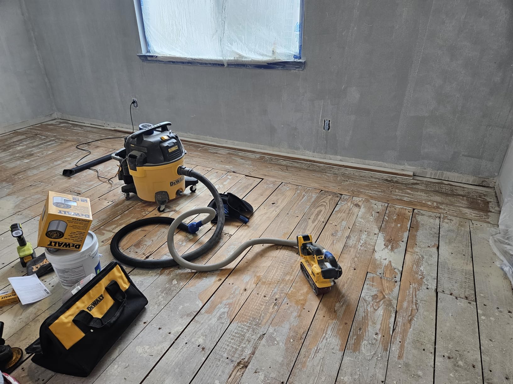DEWALT 20V MAX* Belt Sander, Cordless, Brushless, Tool Only (DCW220B) | Tool only, variable speed, dust collection customer photo 1