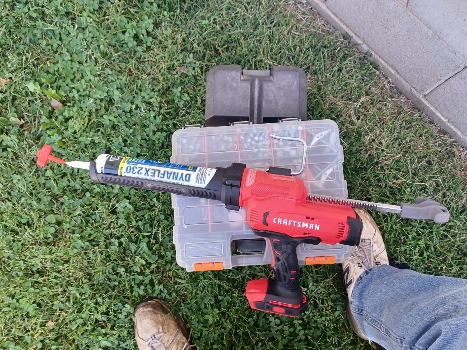 CRAFTSMAN V20 Caulk Gun, No Drip, Cordless, with anti-drip and variable speed, Tool Only (CMCE600B) customer photo 1