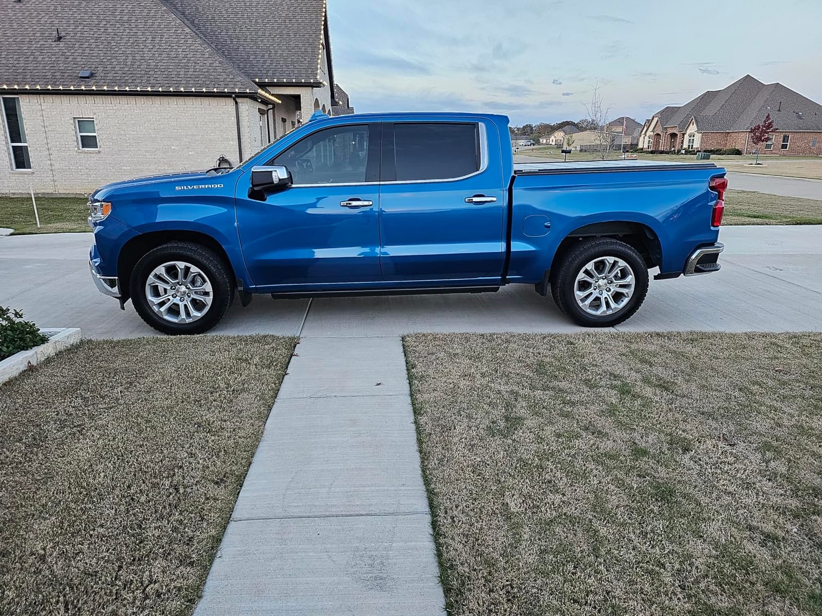 Rough Country Power Running Boards for Chevy Silverado & GMC Sierra 1500/2500HD/3500HD (2019-2026) Crew Cab - Dual-Motor Electric Retractable Side Steps with LED Truck Step Lights customer photo 1