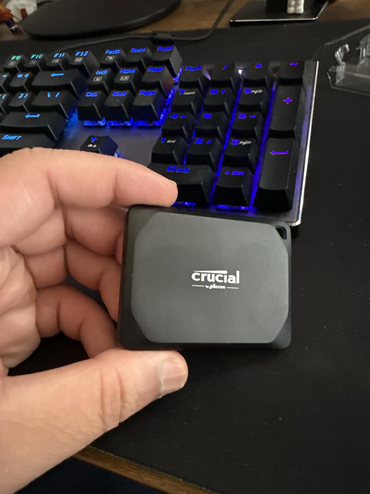 Crucial X10 Pro 1TB Portable SSD, Up to 2100MB/s Read, 2000MB/s Write, 3.2 USB-C, External Solid State Drive, Durable Storage for PC & Mac, for Professional Creators, Black customer photo 1