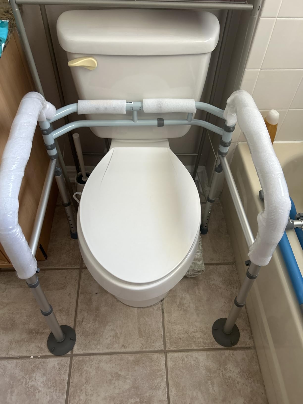 Lianjindun Toilet Safety Rails, 350 lbs, Adjustable Height & Width customer photo 1