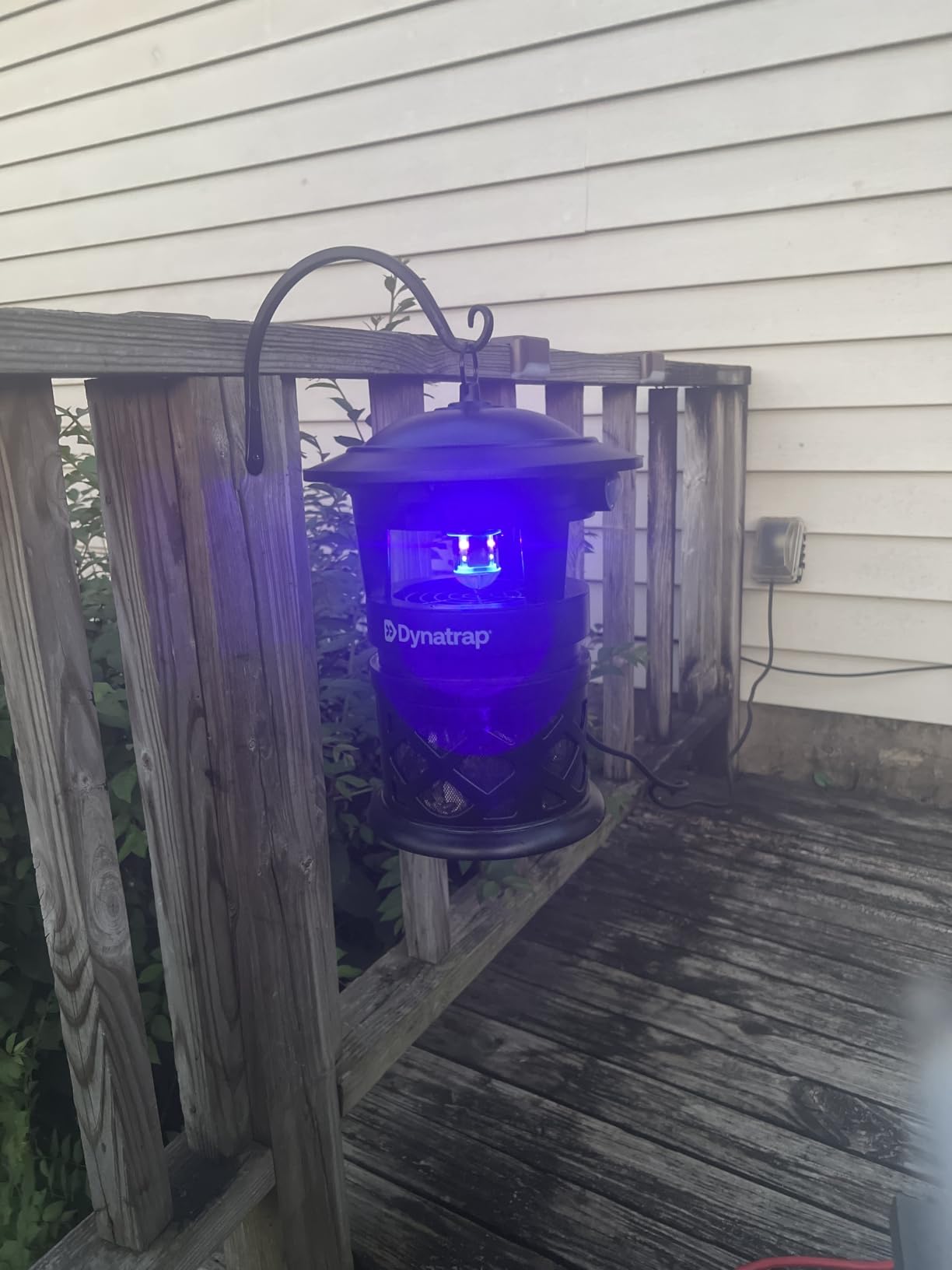 Dynatrap DT1130SR 1/2 Acre Mosquito & Flying Insect Outdoor Trap and Killer – Kills Mosquitoes, Flies, Wasps, Gnats, & Other Flying Insects - Bug Zapper Alternative – Black customer photo 2