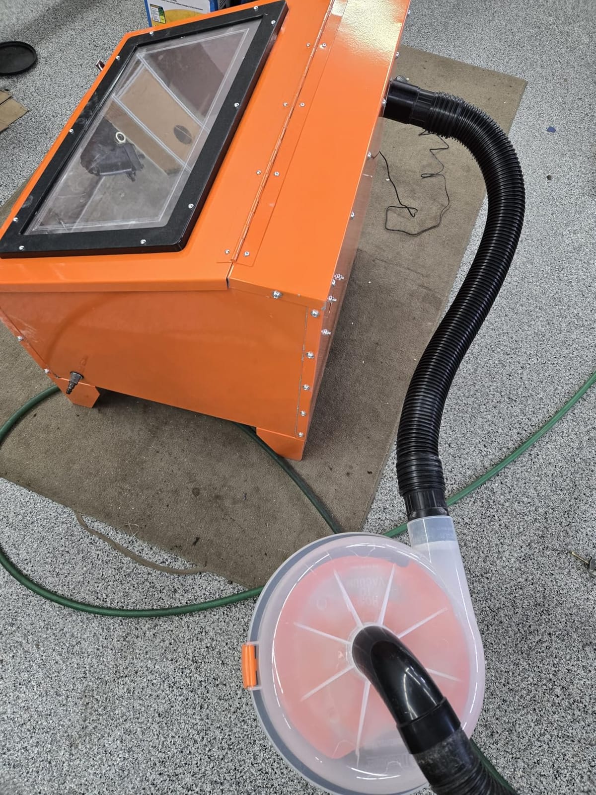 VEVOR 40 Gallon Sandblasting Cabinet, 40-120PSI Portable Benchtop Sand Blasting Cabinet, Heavy Duty Steel Sand Blaster with Blasting Gun & 4 Ceramic Nozzles for Paint, Stain, Rust Removal customer photo 2