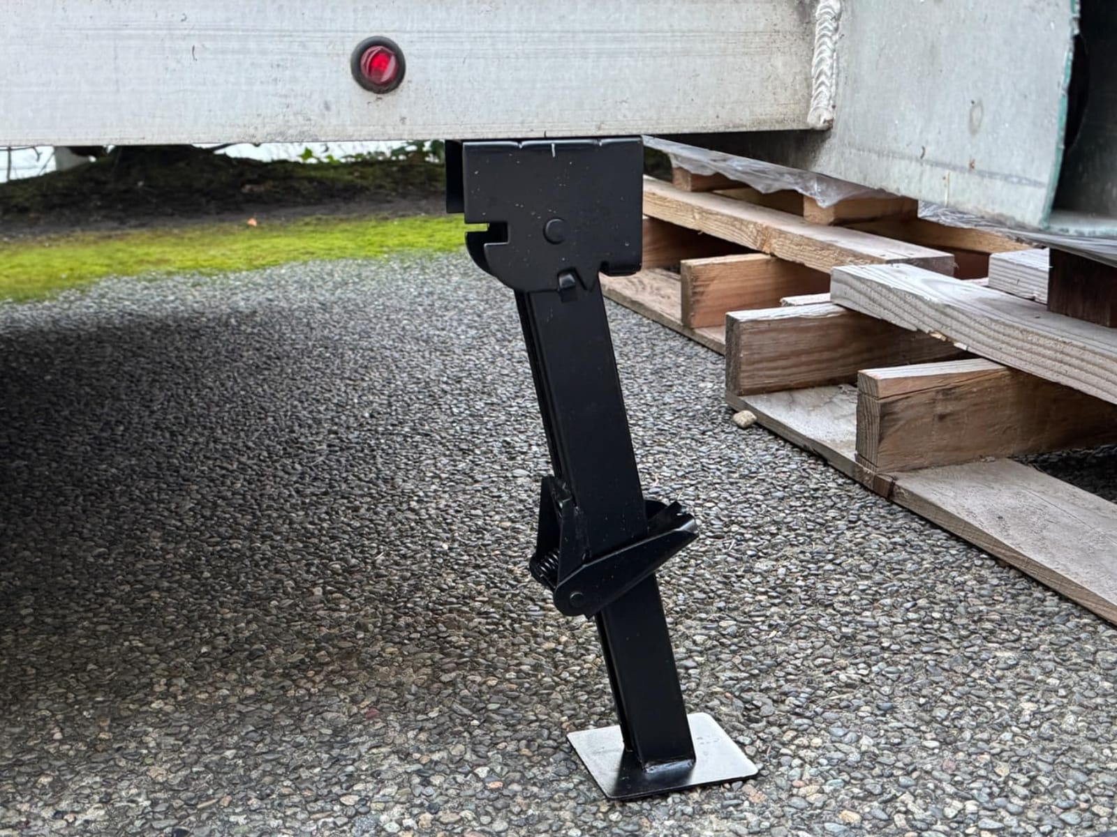 MaxxHaul 50970 Trailer Swing Down Stabilizer Jacks Telescoping RV Camper Accessories 1000 Lbs Capacity Each 12-18 inch | Set of 2 customer photo 1