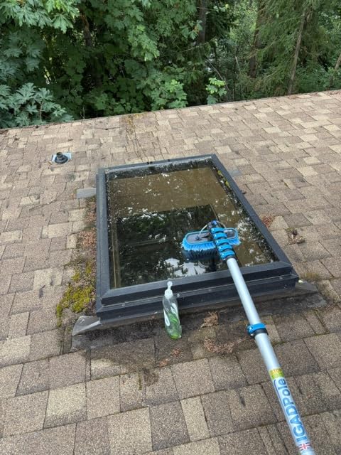 IGADPole 28 FT Water-Fed Washing Kit with Soap-Dispenser, Brush, 10″ Squeegee & Cobweb Duster for Windows, Gutters, Solar Panels & Exterior Walls customer photo 1