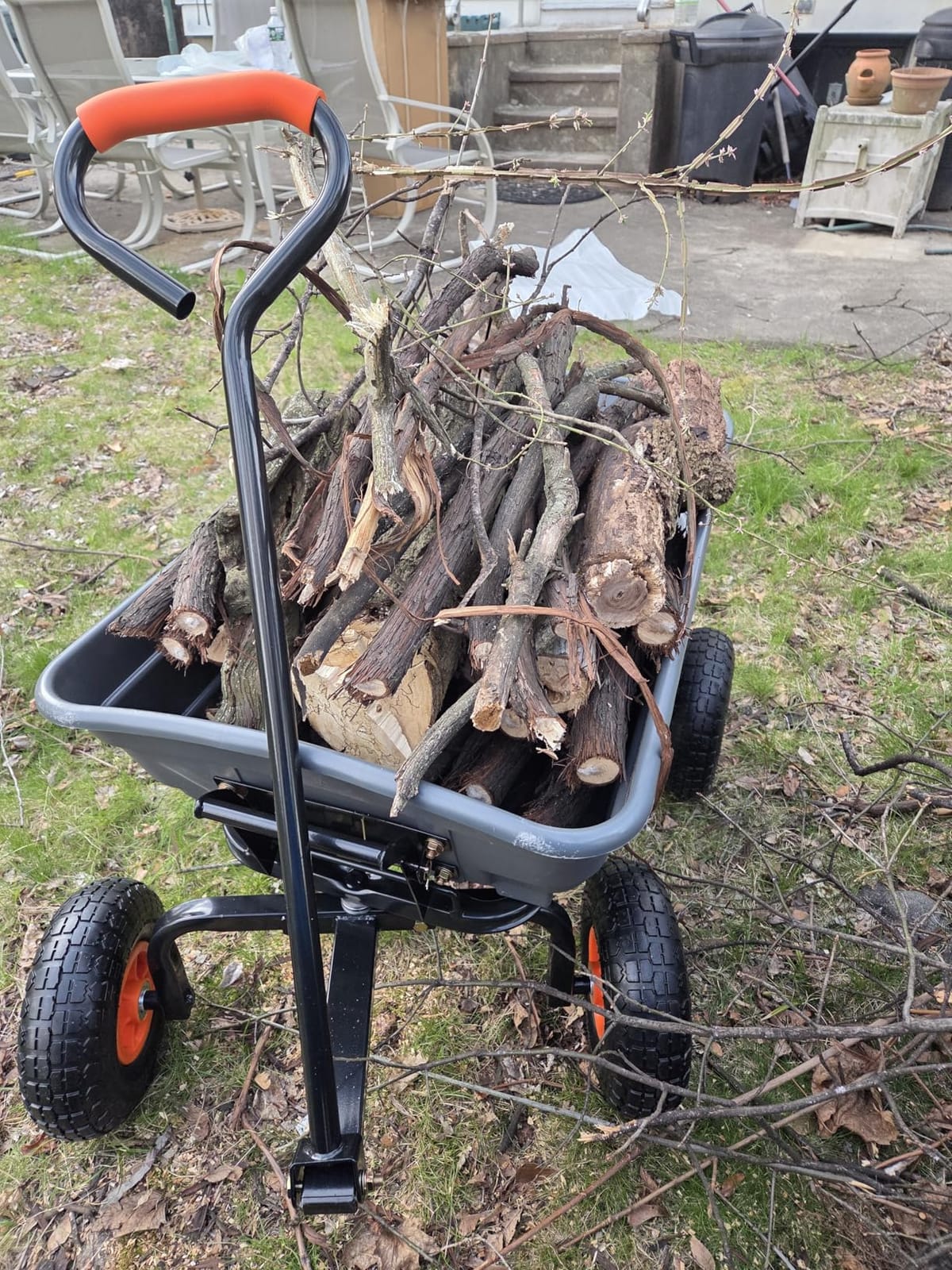 VEVOR Poly Garden Dump Cart 4 Cu.Ft. 600 lbs 4 Wheel Wheelbarrow Dump Wagon customer photo 1