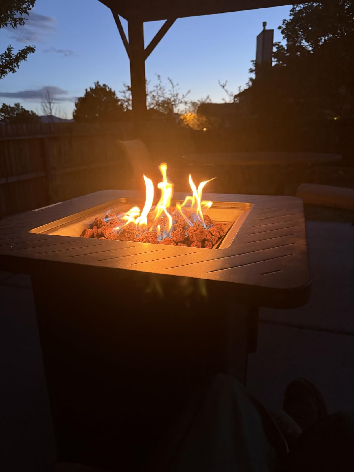 East Oak 28” Outdoor Propane Fire Pit Table | 52,000 BTU Gas Fire Pit for 2-4 People with Space-Saving Hock Lid, Mesh Pocket & Lava Rocks | CSA Certified Safe for Patio, Deck, Backyard, Black customer photo 1