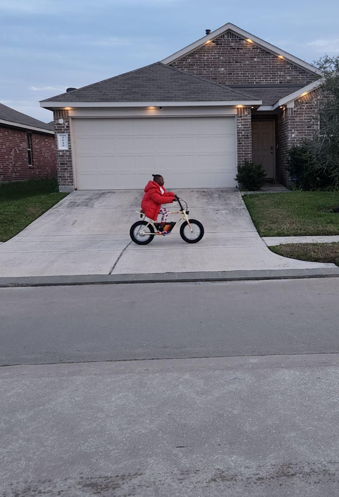 Razor Rambler 16 Electric Retro Mini Bike Ride for Teens Ages 18+, 220 lb Max Weight, Red – 350W Motor, Up to 15.6 Mph, 45-Min Run Time, Twist-Grip Throttle, Spoked Wheels w/ 16” Pneumatic Tires customer photo 2