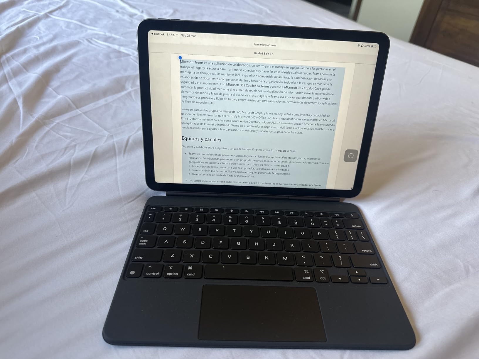 Apple Magic Keyboard: Keyboard and Case - White | For iPad Air 11-inch (M2, M3, and M4) and iPad Air (4th and 5th generation), US English customer photo 1