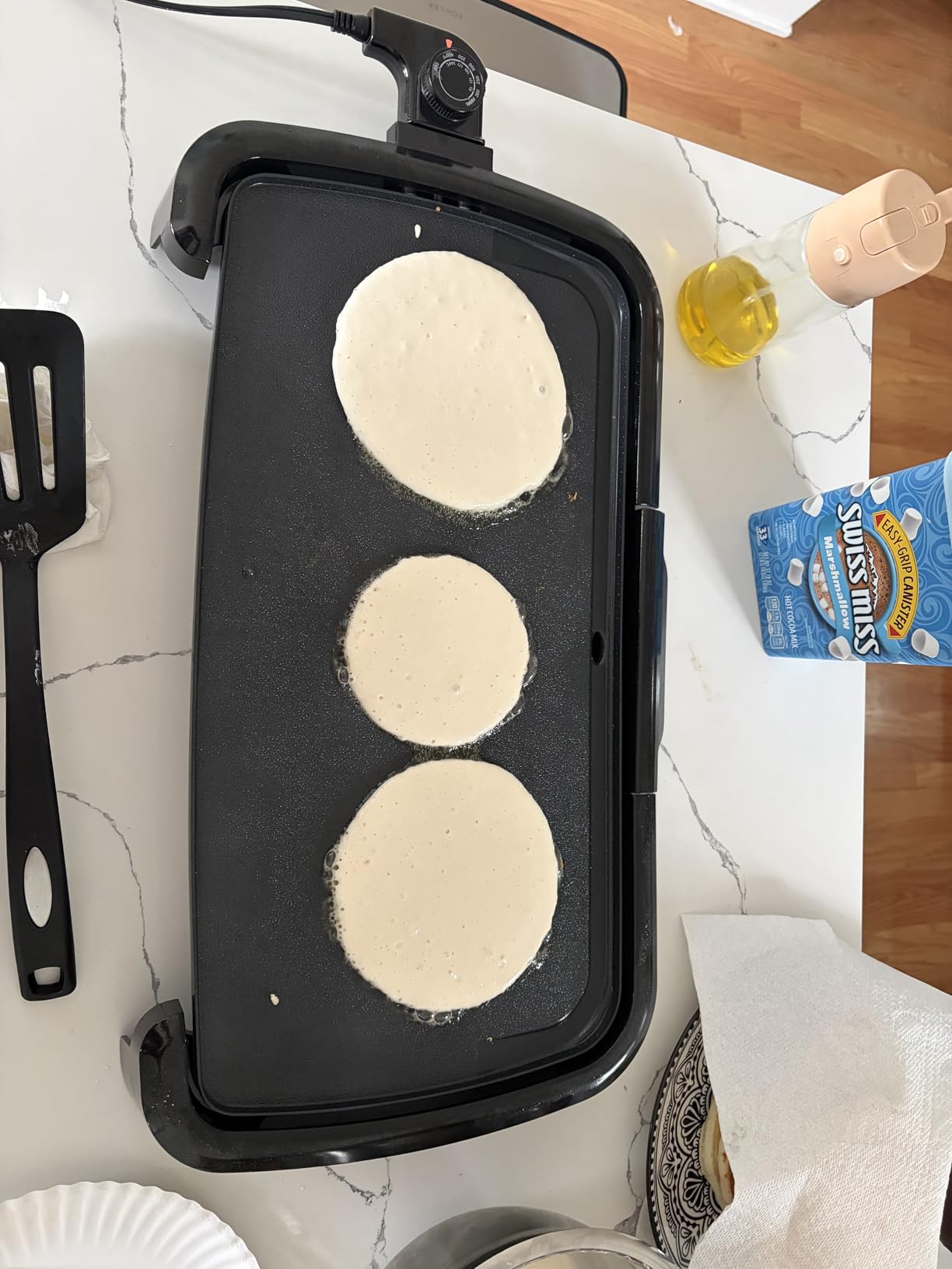Amazon Basics Electric Griddle with Nonstick Ceramic Coating, Adjustable Temperature, Detachable Dishwasher Safe Plate, Drip Tray, 10 x 20 inches, Black customer photo 1